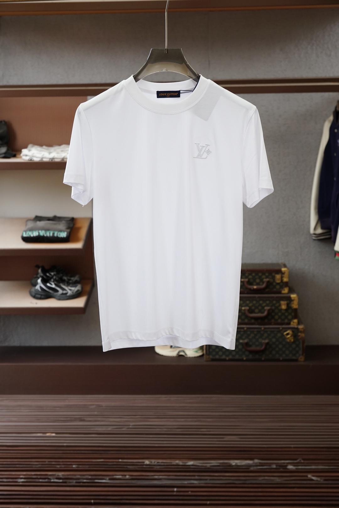NO:774016,, LV Louis Vuitton/2026ss new product launched, classic refreshed high-end pique Polo shirt  The fabric is made of black technology and feels comfortable and luxurious when worn. It is made of double-sided piqué mesh fabric, with a three-dimensional piqué texture intertwined with warp and weft. It has a breathable mesh structure. It can keep your skin dry at all times when wearing it in summer, saying goodbye to stuffiness and stickiness; the double-sided weaving process makes the fabric more stiff and durable.  It wears well and is not easily deformed after being worn for a long time. It is neat and stylish when worn casually. It is anti-wrinkle and easy to care for, making it the best choice for business trips. The classic Polo collar is matched with contrasting striped piping, and the neat lines outline the neck contour, giving a full sense of business formality; the left chest is exquisitely embroidered  The logo is low-key to highlight the brand style, unobtrusive but self-recognizable; whether worn alone for casual daily use, or worn under a suit to interpret business elite style, it can easily hold up in various scenarios. From fabric selection to tailoring and sewing, every process follows the general guidelines  Brand production standards, three-dimensional tailoring to fit the body shape without being tight, taking into account comfort and style aesthetics. The fusion of double-sided pique texture and classic design makes this Polo shirt not only a piece of clothing, but also a business card of your taste. Sizes M-3XL, Louis  vuitton,louis vuitton,business suit,19860909, LV 路易威登/2026ss新品上线 经典焕新高端珠地Polo衫 面料黑科技,穿出来的舒适奢感,采用双面珠地网眼面料打造,经纬交织的立体珠地肌理,自带透气网孔结构,夏日穿着时刻保持肌肤干爽,告别闷热黏腻；双面织造工艺让面料更挺括耐磨,久穿不易变形,随手一搭都是利落型格,抗皱易打理的特性,更是商旅出行的不二之选.经典Polo领搭配撞色条纹滚边,利落线条勾勒颈部轮廓,商务正式感拉满；左胸精致刺绣标识,低调彰显品牌格调,不张扬却自带辨识度；无论是单穿打造休闲日常,还是内搭西装诠释商务精英范,都能轻松hold住各种场景.从面料甄选到剪裁缝制,每一道工序都遵循大牌制作标准,立体剪裁贴合身形不紧绷,兼顾舒适与版型美感.双面珠地的质感与经典设计的融合,让这件Polo衫不止是一件服饰,更是你的品位名片.尺码M-3XL,,louis vuitton,louis vuitton,business suit,,Men's clothing