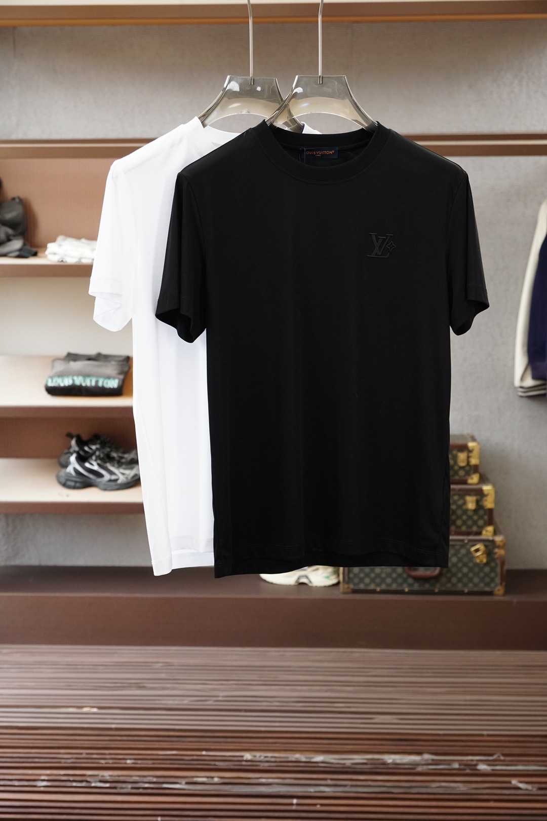 NO:774008,LV Louis Vuitton-2026 spring and summer new short-sleeved T-shirts for men and women!  Fashionable and casual short-sleeved T-shirt!  Letter logo pattern embroidery design on the chest!  It is highly designed and selected from 260g pure cotton fabrics supplied by customers. It feels soft and skin-friendly, comfortable and breathable. The real thing will definitely make you fall in love with it!  The round neck cut with loose shoulders and dropped shoulders, non-sexist style for couples to wear together, opens up a new fashion style!  Distinguish the market version of the high-definition series!  Size M-3XL,,louis vuitton,louis vuitton,T-shirt,tees,t-shirt,19860909LV 路易威登-2026春夏新款男女同款短袖T恤！时尚休闲短袖T恤衫！胸前字母logo图案刺绣设计！极具设计精选客供260g纯棉面料,手感柔软亲肤,着身舒适透气性都无法挑剔,实物绝对会让你爱不释手！宽松小落肩的圆领版型裁剪,无性别主义的情侣混穿款式,打开全新的时装新韵味！区别市场版本高定系列！尺码M-3XL,,louis vuitton,louis vuitton,T-shirt,tees，t-shirt,,Men's clothing