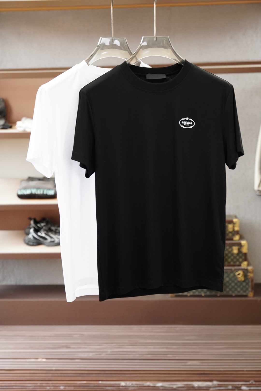NO:774017,Prada/2026 spring and summer new short-sleeved T-shirts for men and women!  Fashionable and casual short-sleeved T-shirt!  Letter logo pattern embroidery design on the chest!  It is highly designed and selected from 260g pure cotton fabrics supplied by customers. It feels soft and skin-friendly, comfortable and breathable. The real thing will definitely make you fall in love with it!  The round neck cut with loose shoulders and dropped shoulders, non-sexist style for couples to wear together, opens up a new fashion style!  Distinguish the market version of the high-definition series!  Size M-3XL,,prada,prada,T-shirt,tees,t-shirt,19860909Prada普拉达/2026春夏新款男女同款短袖T恤！时尚休闲短袖T恤衫！胸前字母logo图案刺绣设计！极具设计精选客供260g纯棉面料,手感柔软亲肤,着身舒适透气性都无法挑剔,实物绝对会让你爱不释手！宽松小落肩的圆领版型裁剪,无性别主义的情侣混穿款式,打开全新的时装新韵味！区别市场版本高定系列！尺码M-3XL,,prada,prada,T-shirt,tees，t-shirt,,Men's clothing
