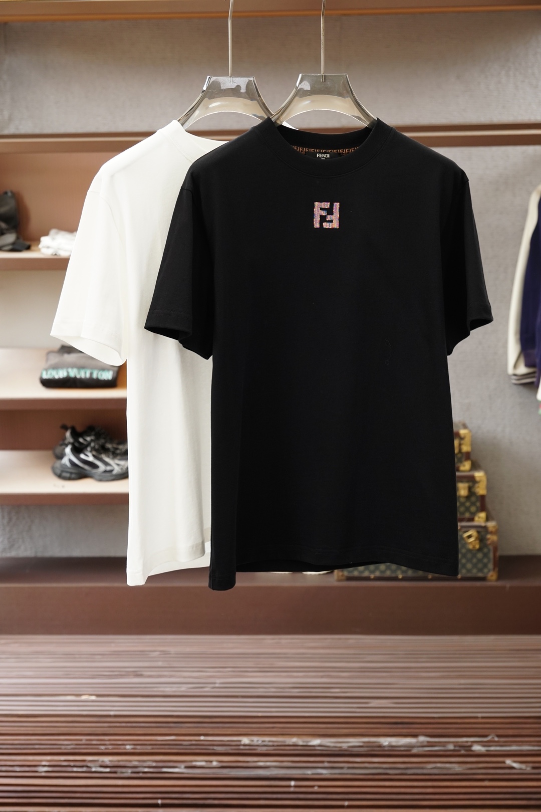 NO:774021,, Fendi Fendi-2026 spring and summer round neck short-sleeved bottoming shirt. Consistently good fit. Imported original ultra-fine imported soft mercerized cotton. The fabric is soft and elastic. The design of the clothes is very simple and low-key. Dear friends, hurry up and get it!  Size M-XX L (model 173120 pounds M),,fendi,fendi,T-shirt,19860909、 Fendi芬迪-2026春夏圆领短袖打底衫 一贯的好版型 进口原版超细进口柔软丝光棉.面料柔软 弹性细腻 衣服设计非常的简洁 ,很是低调的设计 亲们赶紧入手！尺码M-XX L（模特173120斤M）,,fendi,fendi,T-shirt,,Men's clothing