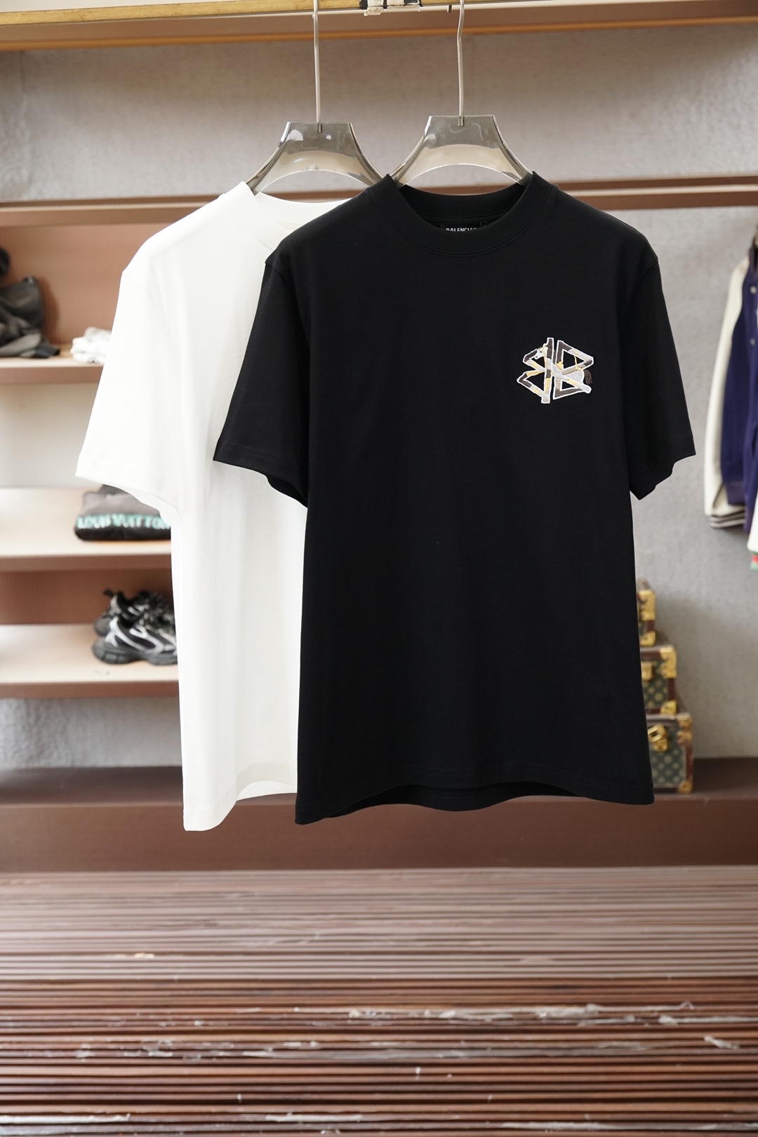 NO:773983,, Balenciaga - 2026 spring and summer round neck short-sleeved bottoming shirt. Consistently good fit. Imported original ultra-fine imported soft mercerized cotton. The fabric is soft and elastic. The design of the clothes is very simple and low-key. Dear friends, hurry up and get it!  Size M-XX L (model 173120 pounds M),,balenciaga,T-shirt,19860909、 巴黎世家-2026春夏圆领短袖打底衫 一贯的好版型 进口原版超细进口柔软丝光棉.面料柔软 弹性细腻 衣服设计非常的简洁 ,很是低调的设计 亲们赶紧入手！尺码M-XX L（模特173120斤M）,,balenciaga,T-shirt,,Men's clothing
