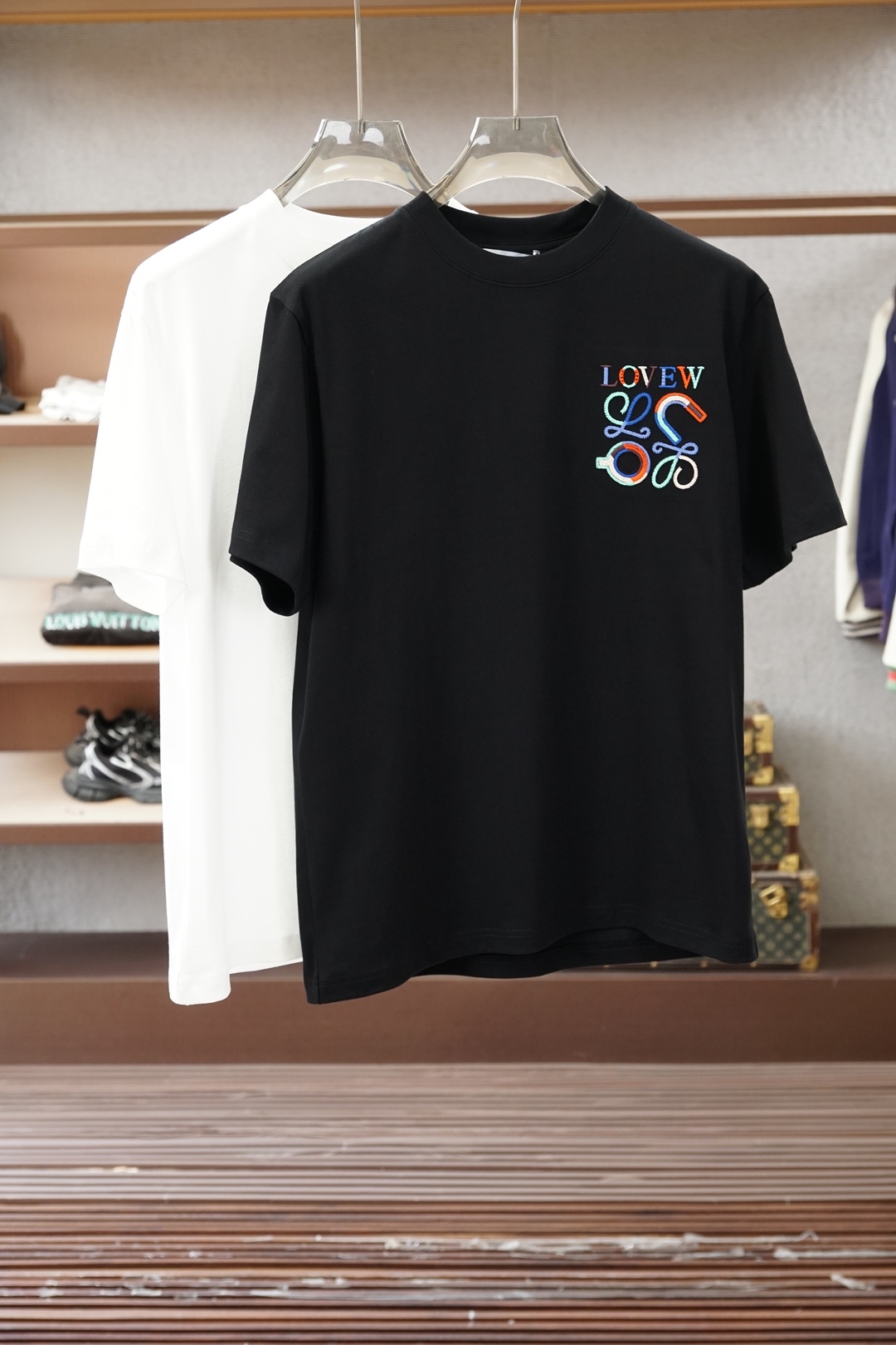 NO:773978,, Loewe/Luo Yiwei/2026 spring and summer round neck short-sleeved bottoming shirt. Consistently good fit. Imported original ultra-fine imported soft mercerized cotton. The fabric is soft and elastic. The design of the clothes is very simple and low-key. Dear friends, hurry up and buy it!  Size M-XX L (model 173120 pounds M),,loewe,loewe,T-shirt,19860909、 Loewe/罗意威/2026春夏圆领短袖打底衫 一贯的好版型 进口原版超细进口柔软丝光棉.面料柔软 弹性细腻 衣服设计非常的简洁 ,很是低调的设计 亲们赶紧入手！尺码M-XX L（模特173120斤M）,,loewe,loewe,T-shirt,,Men's clothing