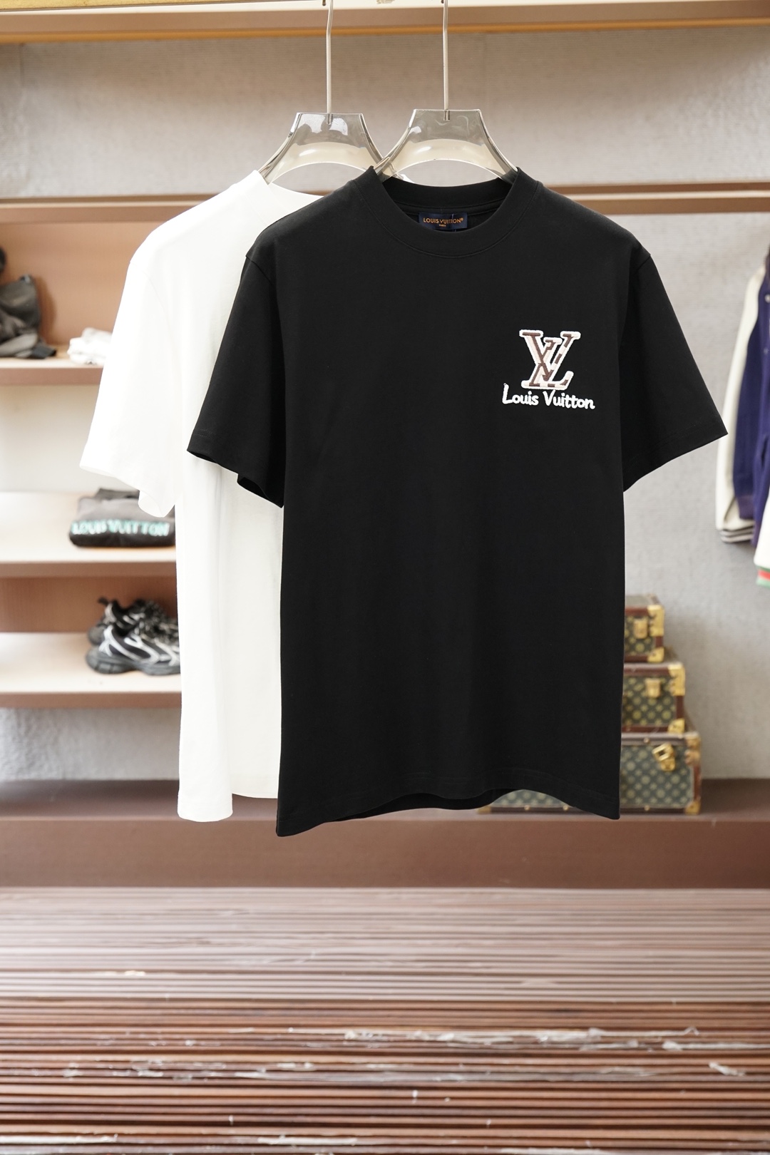 NO:773999,, LV Louis Vuitton/2026 spring and summer round neck short-sleeved bottoming shirt. Consistently good fit. Imported original ultra-fine imported soft mercerized cotton. The fabric is soft and elastic. The design of the clothes is very simple and low-key. Dear friends, hurry up and get it!  Size M-XX L (model 173120 pounds M),,louis vuitton,louis vuitton,T-shirt,19860909、 LV 路易威登/2026春夏圆领短袖打底衫 一贯的好版型 进口原版超细进口柔软丝光棉.面料柔软 弹性细腻 衣服设计非常的简洁 ,很是低调的设计 亲们赶紧入手！尺码M-XX L（模特173120斤M）,,louis vuitton,louis vuitton,T-shirt,,Men's clothing