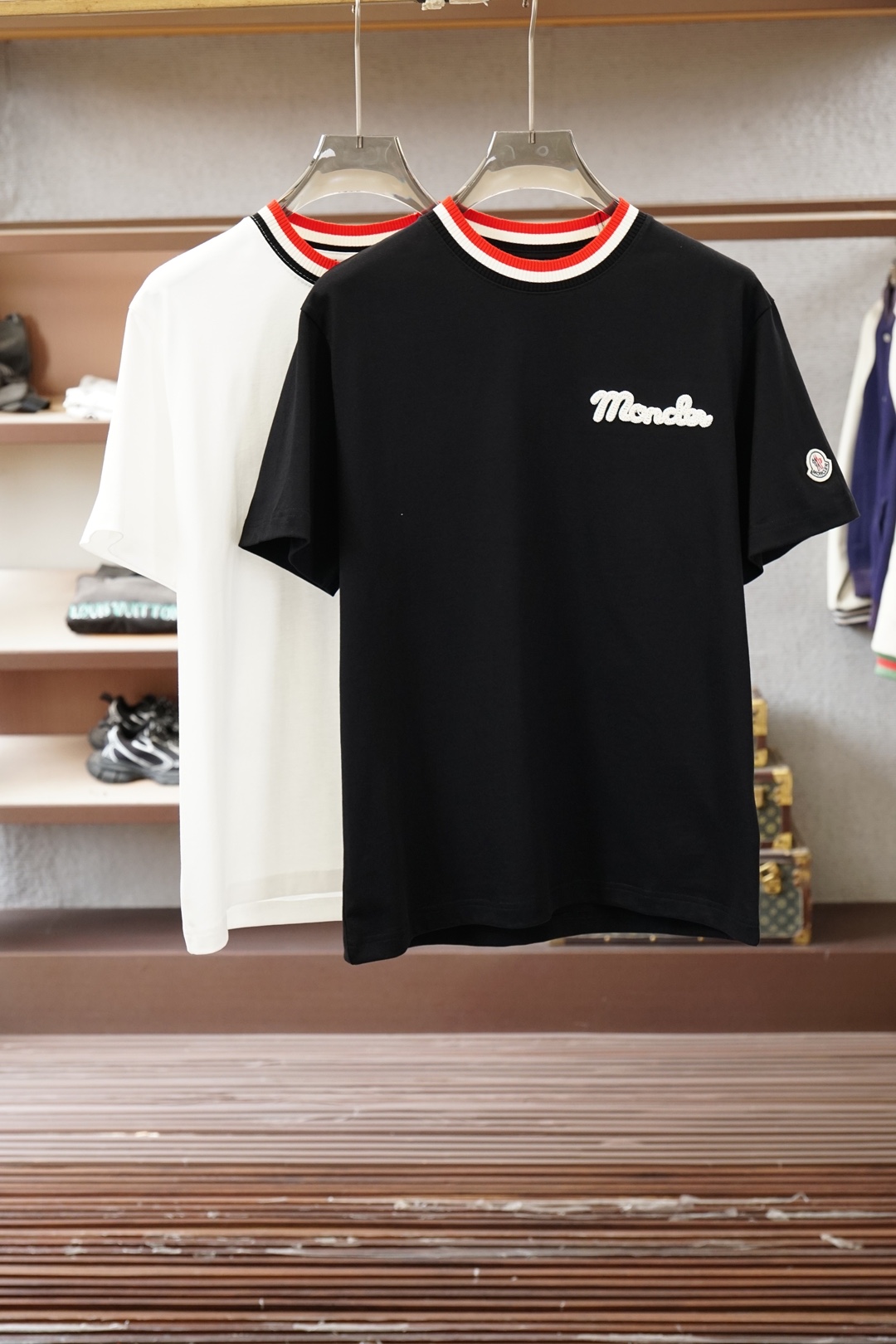 NO:773994,, Mouth cover - 2026 spring and summer round neck short-sleeved bottoming shirt. Consistently good fit. Imported original ultra-fine imported soft mercerized cotton. The fabric is soft and elastic. The design of the clothes is very simple and low-key. Dear friends, hurry up and get it!  Size M-XX L (model 173120 pounds M),,Moncler,T-shirt,19860909、 蒙口-2026春夏圆领短袖打底衫 一贯的好版型 进口原版超细进口柔软丝光棉.面料柔软 弹性细腻 衣服设计非常的简洁 ,很是低调的设计 亲们赶紧入手！尺码M-XX L（模特173120斤M）,,Moncler,T-shirt,,Men's clothing