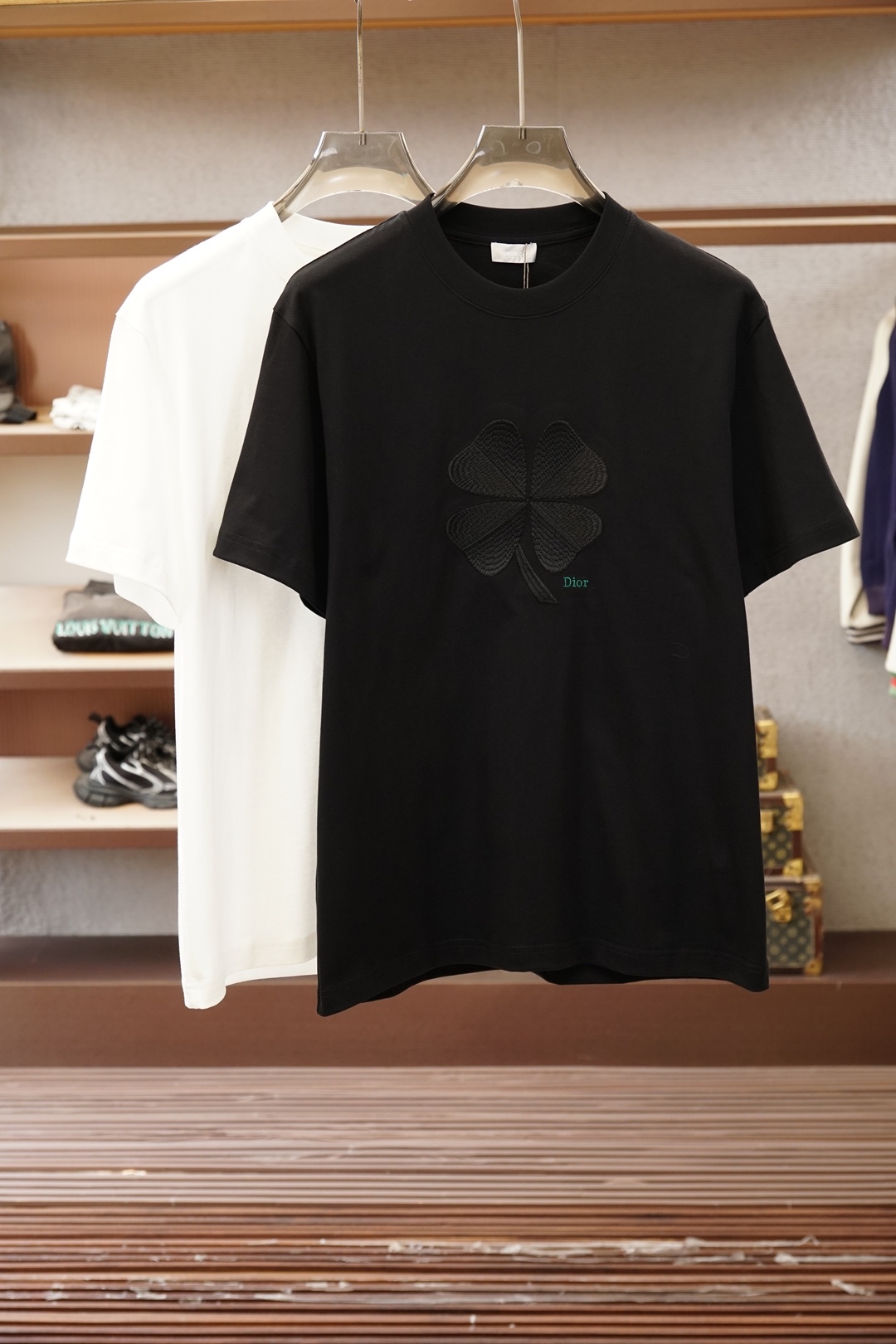 NO:774003,, Dior Dior 2026 spring and summer round neck short-sleeved bottoming shirt. Consistently good fit. Imported original ultra-fine imported soft mercerized cotton. The fabric is soft and elastic. The design of the clothes is very simple and low-key. Dear friends, hurry up and get it!  Size M-XX L (model 173120 pounds M),,dior,dior,T-shirt,19860909、 Dior迪奥2026春夏圆领短袖打底衫 一贯的好版型 进口原版超细进口柔软丝光棉.面料柔软 弹性细腻 衣服设计非常的简洁 ,很是低调的设计 亲们赶紧入手！尺码M-XX L（模特173120斤M）,,dior,dior,T-shirt,,Men's clothing