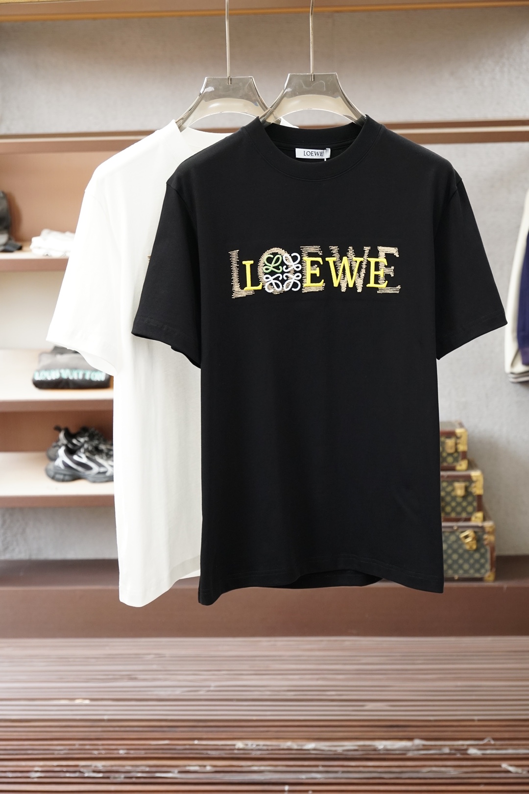 NO:773993,, Loewe Luo Yiwei/2026 spring and summer round neck short-sleeved bottoming shirt. Consistently good fit. Imported original ultra-fine imported soft mercerized cotton. The fabric is soft and elastic. The design of the clothes is very simple and low-key. Dear friends, hurry up and get it!  Size M-XX L (model 173120 pounds M),,loewe,loewe,T-shirt,19860909、 Loewe罗意威/2026春夏圆领短袖打底衫 一贯的好版型 进口原版超细进口柔软丝光棉.面料柔软 弹性细腻 衣服设计非常的简洁 ,很是低调的设计 亲们赶紧入手！尺码M-XX L（模特173120斤M）,,loewe,loewe,T-shirt,,Men's clothing