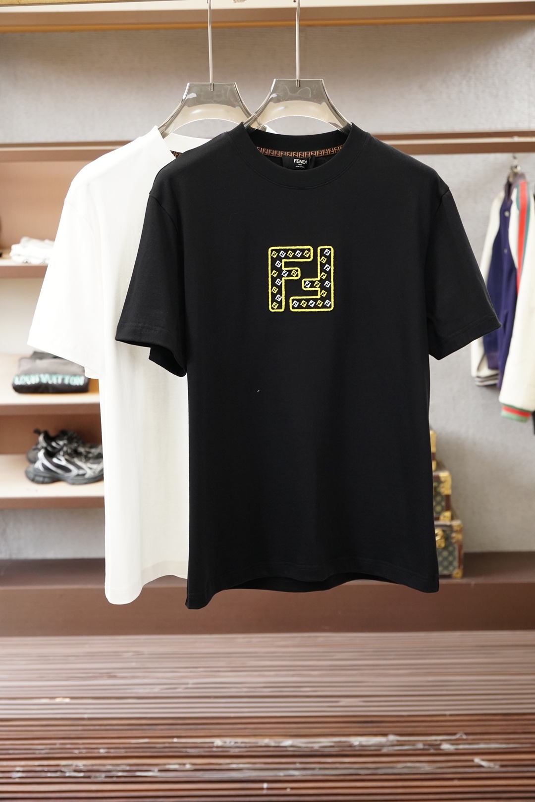 NO:774009,, Fendi Fendi-2026 spring and summer round neck short-sleeved bottoming shirt. Consistently good fit. Imported original ultra-fine imported soft mercerized cotton. The fabric is soft and elastic. The design of the clothes is very simple and low-key. Dear friends, hurry up and get it!  Size M-XX L (model 173120 pounds M),,fendi,fendi,T-shirt,19860909、 Fendi芬迪-2026春夏圆领短袖打底衫 一贯的好版型 进口原版超细进口柔软丝光棉.面料柔软 弹性细腻 衣服设计非常的简洁 ,很是低调的设计 亲们赶紧入手！尺码M-XX L（模特173120斤M）,,fendi,fendi,T-shirt,,Men's clothing