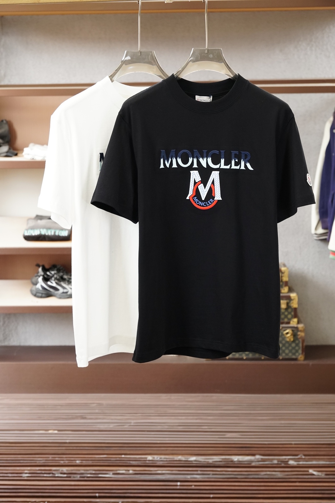 NO:773988,, Meng Mouth/2026 Spring and Summer Round Neck Short Sleeve Bottoming Shirt. Consistently good fit. Imported original ultra-fine imported soft mercerized cotton. The fabric is soft and elastic. The design of the clothes is very simple and low-key. Dear friends, hurry up and get it!  Size M-XX L (model 173120 pounds M),,Moncler,T-shirt,19860909、 蒙口/2026春夏圆领短袖打底衫 一贯的好版型 进口原版超细进口柔软丝光棉.面料柔软 弹性细腻 衣服设计非常的简洁 ,很是低调的设计 亲们赶紧入手！尺码M-XX L（模特173120斤M）,,Moncler,T-shirt,,Men's clothing