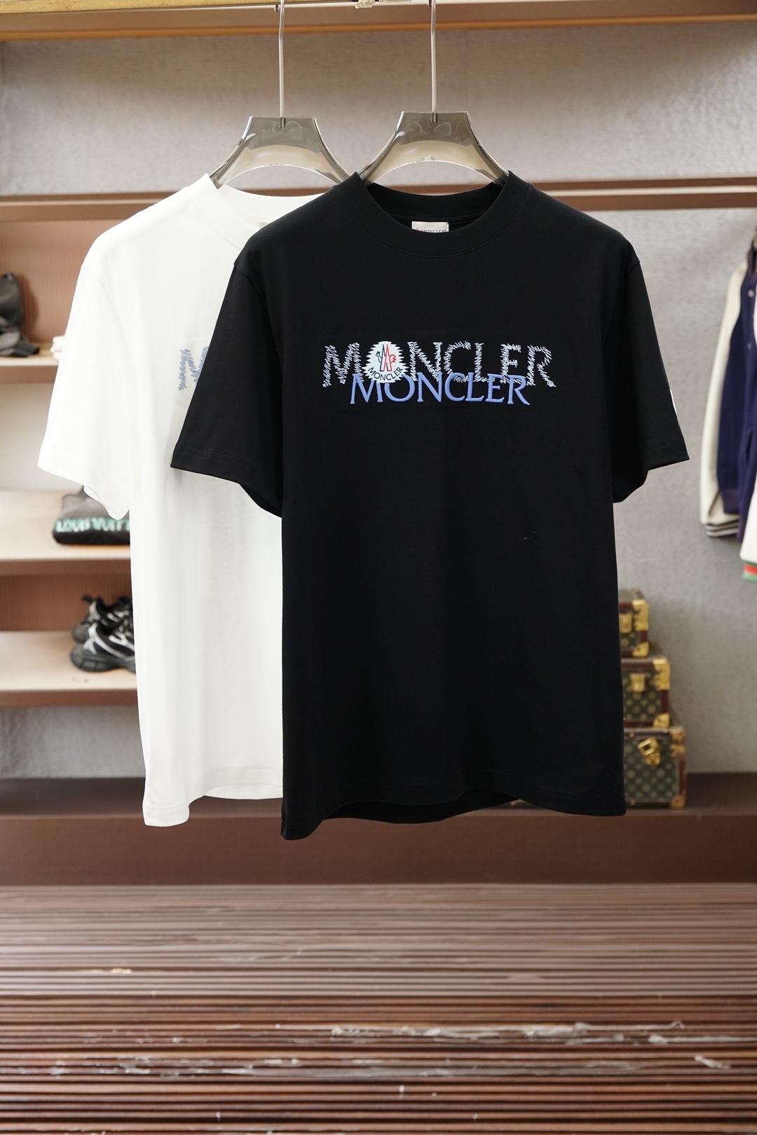 NO:773989,, Meng Mouth - 2026 spring and summer round neck short-sleeved bottoming shirt. Consistently good fit. Imported original ultra-fine imported soft mercerized cotton. The fabric is soft and elastic. Basic bottoming shirts are indispensable in men's wardrobes. They can be used to match various clothing anytime and anywhere to meet your daily life needs. The fabrics and factories we choose are all used by first-line brands. The design of the clothes is very simple and low-key. Dear friends, hurry up and get it!  Size M-XX L (model 173120 pounds M),,Moncler,T-shirt,19860909、 蒙口-2026春夏圆领短袖打底衫 一贯的好版型 进口原版超细进口柔软丝光棉.面料柔软 弹性细腻 男人的衣柜都少不了基础打底衫 随时随地都可以拿来搭配各种服饰 满足您日常生活需求 .我们所选择的面料及工厂都是一线品牌所使用的 ,衣服设计非常的简洁 ,很是低调的设计 亲们赶紧入手！尺码M-XX L（模特173120斤M）,,Moncler,T-shirt,,Men's clothing