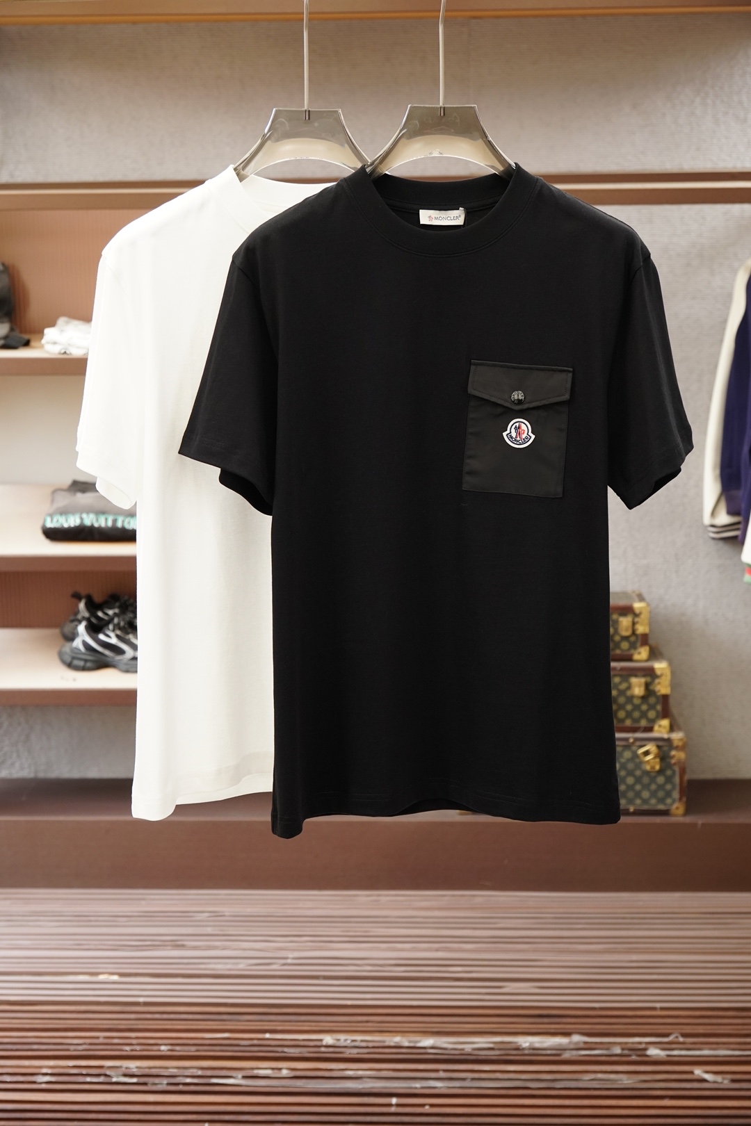 NO:774018,, Meng Mouth/2026 Spring and Summer Round Neck Short Sleeve Bottoming Shirt. Consistently good fit. Imported original ultra-fine imported soft mercerized cotton. The fabric is soft and elastic. The design of the clothes is very simple and low-key. Dear friends, hurry up and get it!  Size M-XX L (model 173120 pounds M),,Moncler,T-shirt,19860909、 蒙口/2026春夏圆领短袖打底衫 一贯的好版型 进口原版超细进口柔软丝光棉.面料柔软 弹性细腻 衣服设计非常的简洁 ,很是低调的设计 亲们赶紧入手！尺码M-XX L（模特173120斤M）,,Moncler,T-shirt,,Men's clothing