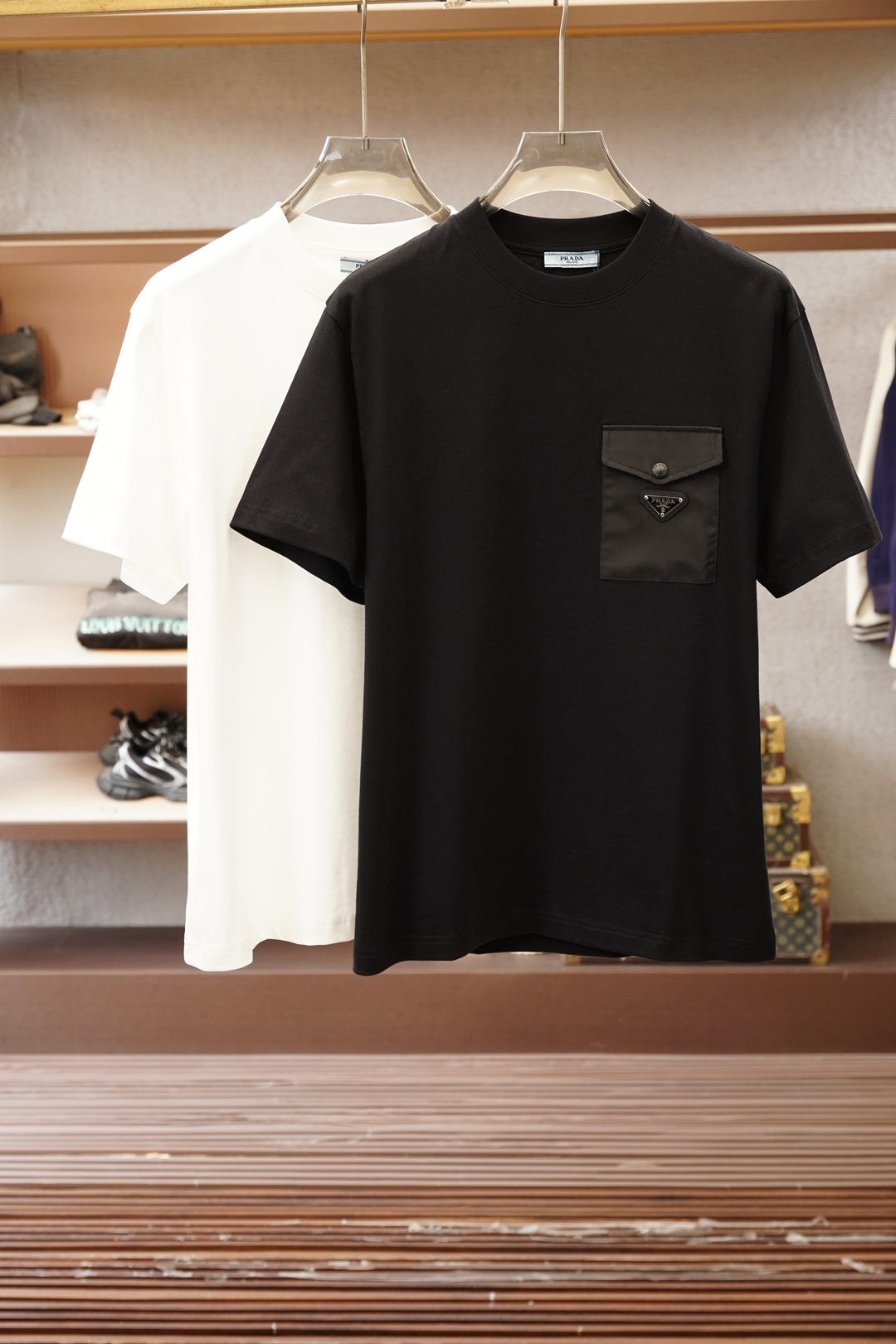 NO:774004,, Prada - 2026 spring and summer round neck short-sleeved bottoming shirt. Consistently good fit. Imported original ultra-fine imported soft mercerized cotton. The fabric is soft and elastic. The design of the clothes is very simple and low-key. Dear friends, hurry up and get it!  Size M-XX L (model 173120 pounds M),, prada, prada, T-shirt,19860909、 Prada普拉达-2026春夏圆领短袖打底衫 一贯的好版型 进口原版超细进口柔软丝光棉.面料柔软 弹性细腻 衣服设计非常的简洁 ,很是低调的设计 亲们赶紧入手！尺码M-XX L（模特173120斤M）,,prada,prada,T-shirt,,Men's clothing
