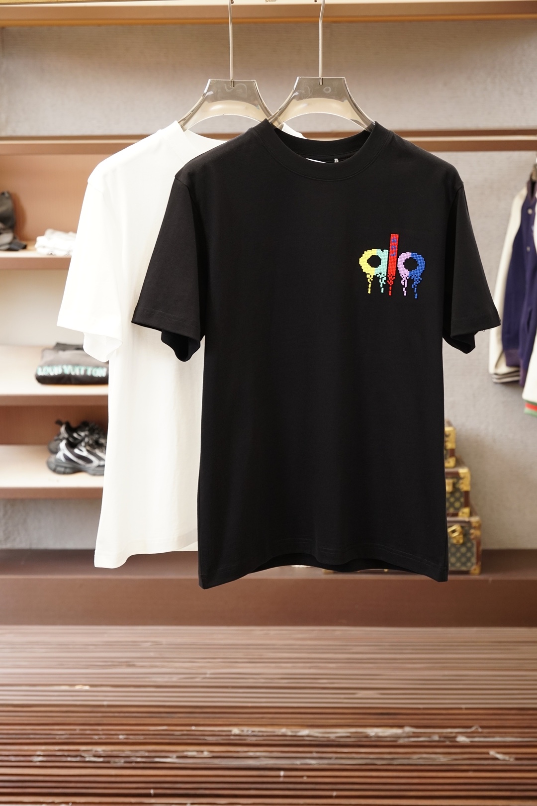 NO:774014,, Europa/2026 spring and summer round neck short-sleeved bottoming shirt. Consistently good fit. Imported original ultra-fine imported soft mercerized cotton. The fabric is soft and elastic. The design of the clothes is very simple and low-key. Dear friends, hurry up and buy it!  Size M-XX L (model 173120 pounds M),, T-shirt,19860909、 欧跑/2026春夏圆领短袖打底衫 一贯的好版型 进口原版超细进口柔软丝光棉.面料柔软 弹性细腻 衣服设计非常的简洁 ,很是低调的设计 亲们赶紧入手！尺码M-XX L（模特173120斤M）,,T-shirt,,Men's clothing