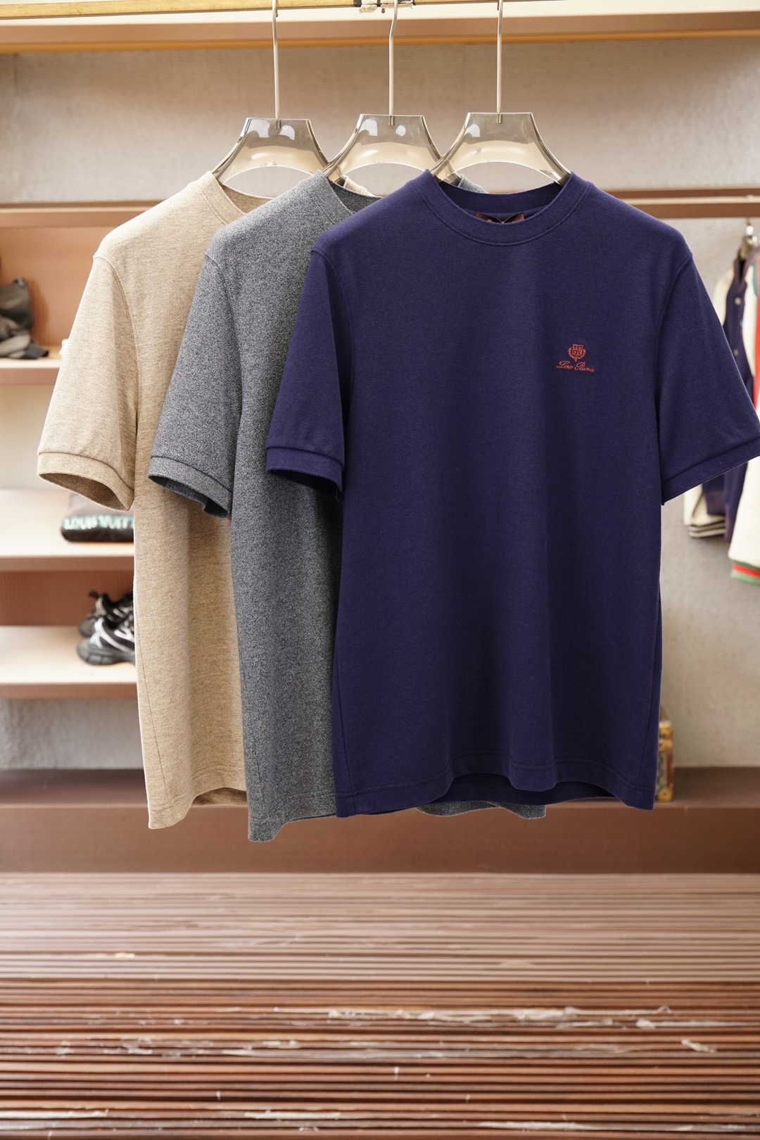 NO:774020,LP Loro Piana 2026ss new solid color round neck short-sleeved T-shirt, versatile style that anyone can easily control. The fabric is fully customized. High-end first-class polyester fabric. The fabric feels soft and the upper body is comfortable and soft. The simple style is very classy, simple and stylish, and the tailoring is very exquisite. It shows aura and highlights the sophistication of business men. Size M-3XL M size bust 106 shoulder width 44.8 length 69.5  L code Bust 110 Shoulder width 46 Clothing length 71.519860909LP Loro Piana 2026ss新款纯色圆领短袖T恤, 百搭款式 任何人都可以轻松驾驭 面料全订制 高定一等品涤纶面料 面料手感柔软,上身舒适柔软 简约的款式非常显档次,简约个性时尚,版型剪裁非常精致,显气场,又会凸显商务男士的精致.尺码M-3XL  M码 胸围106肩宽44.8衣长69.5 L码 胸围110肩宽46衣长71.5  XL码 胸围114肩宽47.2 衣长73.5 XXL码 胸围118肩宽48.4 衣长75.5 3XL码 胸围122 肩宽49.6 衣长76.5,,loro piana,loro piana,T-shirt,tees，t-shirt,,Men's clothing