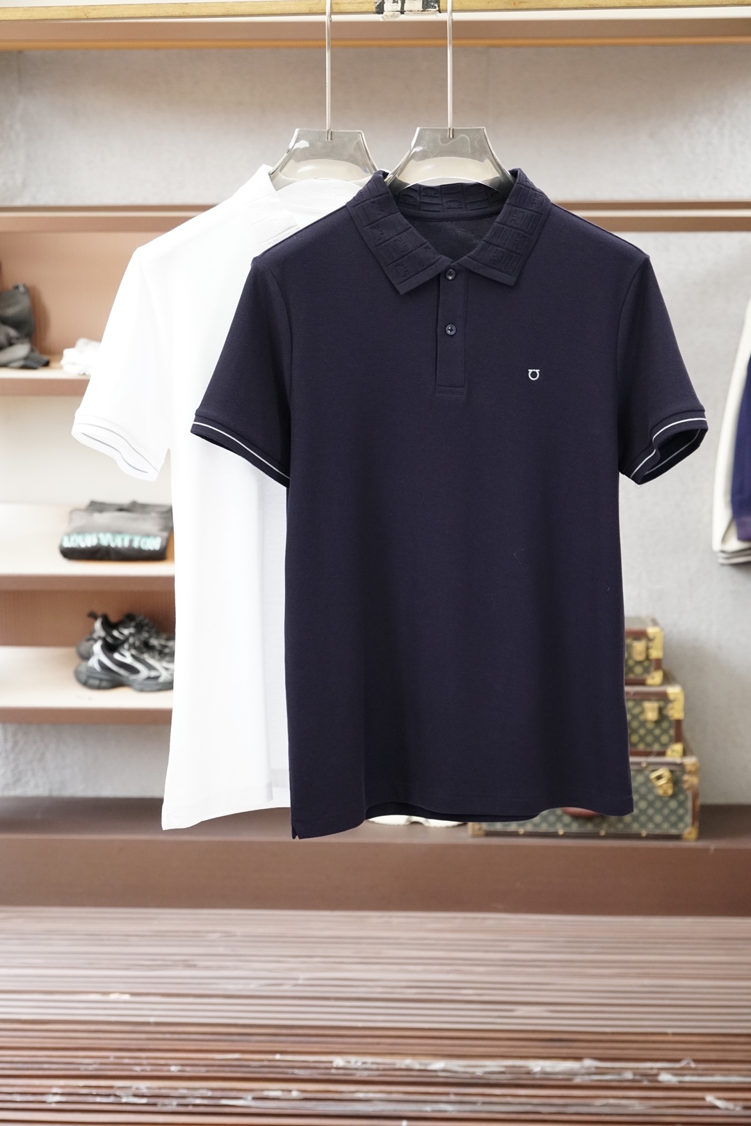 NO:774022,, Ferragamo/2026ss new product launched, classic refreshed high-end pique Polo shirt  The fabric is made of black technology and feels comfortable and luxurious when worn. It is made of double-sided piqué mesh fabric, with a three-dimensional piqué texture intertwined with warp and weft. It has a breathable mesh structure. It can keep your skin dry at all times when wearing it in summer, saying goodbye to stuffiness and stickiness. The double-sided weaving process makes the fabric more stiff, wear-resistant and long-lasting.  It is not easy to deform when worn, and it is neat and stylish when worn casually. It is anti-wrinkle and easy to take care of, making it the best choice for business trips. The classic Polo collar is matched with contrasting striped piping, and the neat lines outline the neck outline, giving a full sense of business formality; the exquisite embroidered logo on the left chest is low-key.  The brand style is unobtrusive yet self-recognizable; whether worn alone for casual everyday use or worn under a suit for a business elite look, it can easily hold up in various scenarios. From fabric selection to cutting and sewing, every process follows the production standards of big brands and is three-dimensional tailoring.  It fits the body shape without being tight, taking into account both comfort and aesthetics. The fusion of double-sided pique texture and classic design makes this Polo shirt not only a piece of clothing, but also a business card of your taste. Sizes M-3XL, ferragamo, business  suit,19860909, 菲拉格慕/2026ss新品上线 经典焕新高端珠地Polo衫 面料黑科技,穿出来的舒适奢感,采用双面珠地网眼面料打造,经纬交织的立体珠地肌理,自带透气网孔结构,夏日穿着时刻保持肌肤干爽,告别闷热黏腻；双面织造工艺让面料更挺括耐磨,久穿不易变形,随手一搭都是利落型格,抗皱易打理的特性,更是商旅出行的不二之选.经典Polo领搭配撞色条纹滚边,利落线条勾勒颈部轮廓,商务正式感拉满；左胸精致刺绣标识,低调彰显品牌格调,不张扬却自带辨识度；无论是单穿打造休闲日常,还是内搭西装诠释商务精英范,都能轻松hold住各种场景.从面料甄选到剪裁缝制,每一道工序都遵循大牌制作标准,立体剪裁贴合身形不紧绷,兼顾舒适与版型美感.双面珠地的质感与经典设计的融合,让这件Polo衫不止是一件服饰,更是你的品位名片.尺码M-3XL,,ferragamo,business suit,,Men's clothing