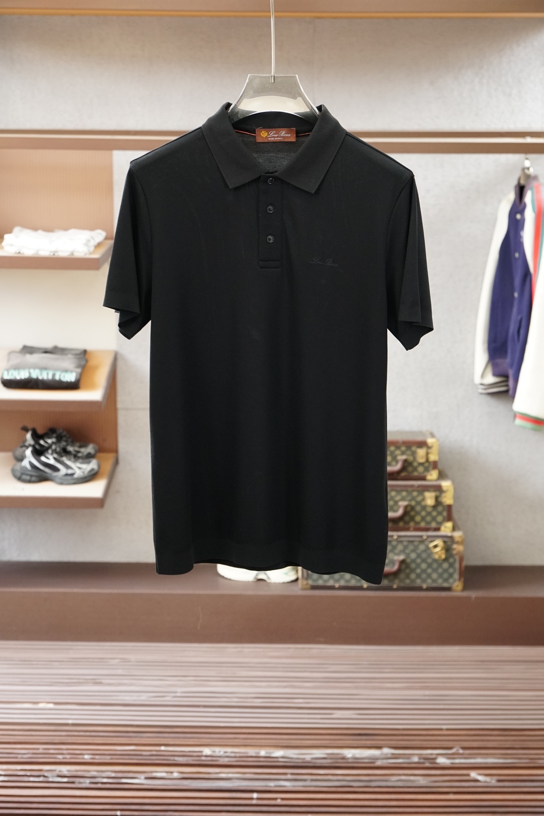NO:774024,, LV Louis Vuitton/2026ss new product launched, classic refreshed high-end pique Polo shirt  The fabric is made of black technology and feels comfortable and luxurious when worn. It is made of double-sided piqué mesh fabric, with a three-dimensional piqué texture intertwined with warp and weft. It has a breathable mesh structure. It can keep your skin dry at all times when wearing it in summer, saying goodbye to stuffiness and stickiness; the double-sided weaving process makes the fabric more stiff and durable.  It wears well and is not easily deformed after being worn for a long time. It is neat and stylish when worn casually. It is anti-wrinkle and easy to care for, making it the best choice for business trips. The classic Polo collar is matched with contrasting striped piping, and the neat lines outline the neck contour, giving a full sense of business formality; the left chest is exquisitely embroidered  The logo is low-key to highlight the brand style, unobtrusive but self-recognizable; whether worn alone for casual daily use, or worn under a suit to interpret business elite style, it can easily hold up in various scenarios. From fabric selection to tailoring and sewing, every process follows the general guidelines  Brand production standards, three-dimensional tailoring to fit the body shape without being tight, taking into account comfort and style aesthetics. The fusion of double-sided pique texture and classic design makes this Polo shirt not only a piece of clothing, but also a business card of your taste. Sizes M-3XL, Louis  vuitton,louis vuitton,business suit,19860909, LV 路易威登/2026ss新品上线 经典焕新高端珠地Polo衫 面料黑科技,穿出来的舒适奢感,采用双面珠地网眼面料打造,经纬交织的立体珠地肌理,自带透气网孔结构,夏日穿着时刻保持肌肤干爽,告别闷热黏腻；双面织造工艺让面料更挺括耐磨,久穿不易变形,随手一搭都是利落型格,抗皱易打理的特性,更是商旅出行的不二之选.经典Polo领搭配撞色条纹滚边,利落线条勾勒颈部轮廓,商务正式感拉满；左胸精致刺绣标识,低调彰显品牌格调,不张扬却自带辨识度；无论是单穿打造休闲日常,还是内搭西装诠释商务精英范,都能轻松hold住各种场景.从面料甄选到剪裁缝制,每一道工序都遵循大牌制作标准,立体剪裁贴合身形不紧绷,兼顾舒适与版型美感.双面珠地的质感与经典设计的融合,让这件Polo衫不止是一件服饰,更是你的品位名片.尺码M-3XL,,louis vuitton,louis vuitton,business suit,,Men's clothing
