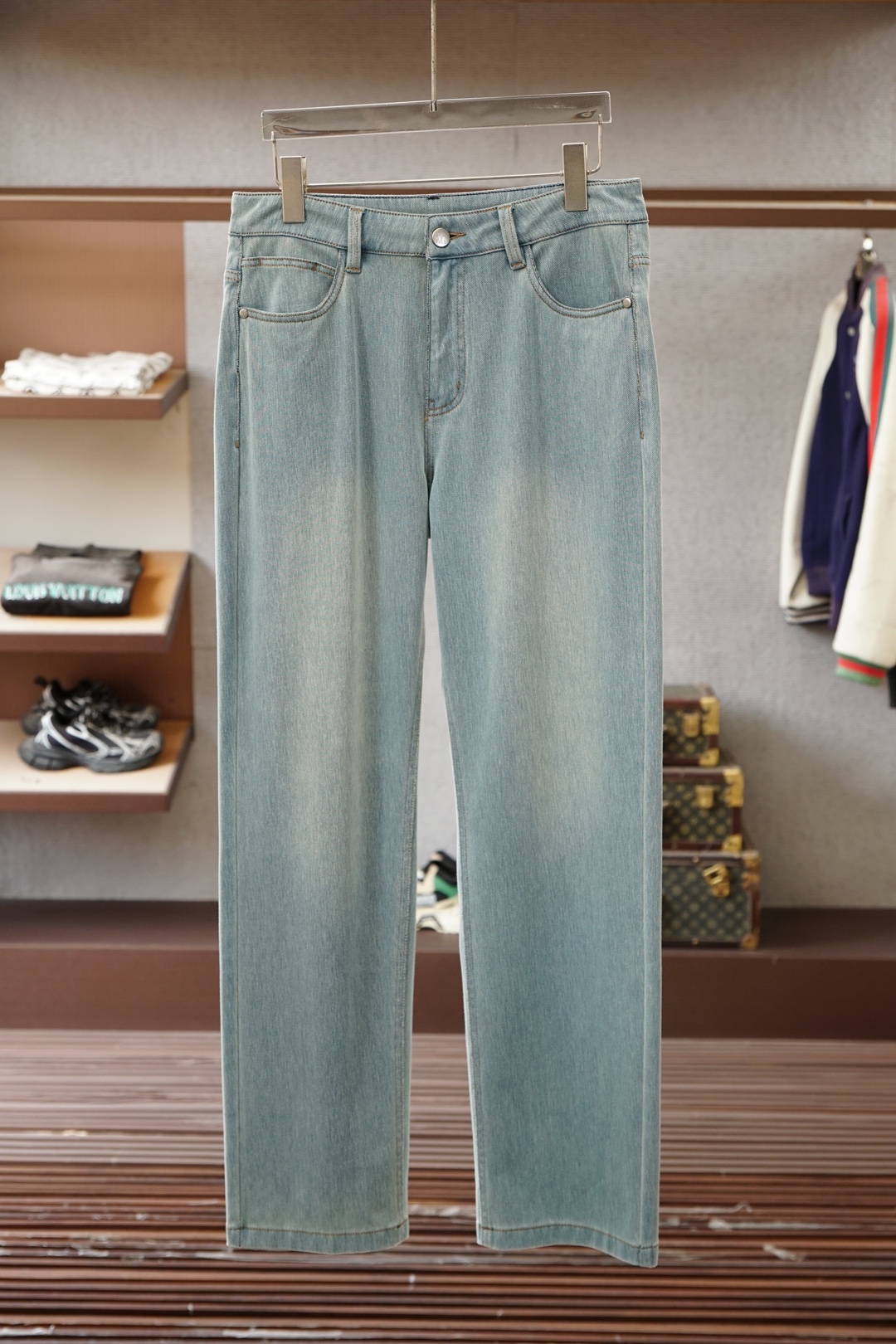 NO:776471,BC- 2026ss summer original men's high-end denim jeans, from a well-known family, the color is classic and versatile, the color is very suitable for summer matching needs, it is an excellent representative of the season's stylish and eye-catching style, there is no doubt that it will turn heads, the fabric is slightly elastic, the upper body is extremely comfortable and breathable!  The details are perfect, and the accessories are all provided by customers. It has a touch of retro flavor, and the fusion with denim is natural. It has a first-class shape, lifts and slims the hips, can be mixed and matched between business and leisure, and is highly versatile and wearable. It is a high-end denim product that is rare to find. Size 29.30.31.32.33.34.36 No 35,,jeans,19860909BC- 2026ss夏季原单男士高端丹宁牛仔裤,系出名门,配色属于经典百搭的,色彩非常符合夏季的搭配需求,属于穿搭季拗造型且吸睛的优秀代表,回头率毋庸置疑,面料略带弹性,上身极为舒适且透气！细节完美如斯,辅料皆为客供,有着淡淡的复古味道,与之丹宁的融合浑然天成,版型一流,提臀修身,商务与休闲混搭兼备,复搭实穿性极高,可遇而不可求的高端丹宁产物.尺码29.30.31.32.33.34.36 无35,,jeans,,Men's clothing