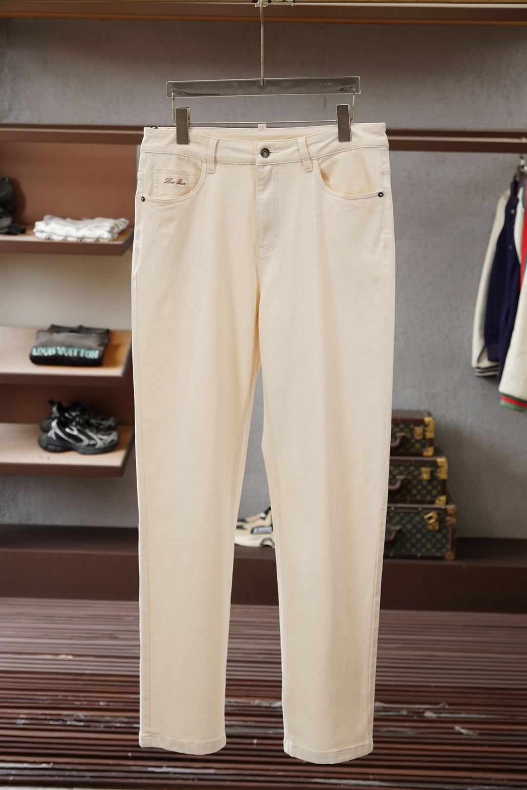 NO:776428,LP- 2026ss summer original men's high-end denim jeans, from a well-known family, the color is classic and versatile, the color is very suitable for summer matching needs, it is an excellent representative of the season's stylish and eye-catching style, there is no doubt that it will turn heads, the fabric is slightly elastic, the upper body is extremely comfortable and breathable!  The details are perfect, and the accessories are all provided by customers. It has a touch of retro flavor, and the fusion with denim is natural. It has a first-class shape, lifts and slims the hips, can be mixed and matched between business and leisure, and is highly wearable. It is a high-end denim product that can be encountered but not sought. Size 29.30.31.32.33.34.36 No 35, loro piana,jeans,19860909LP- 2026ss夏季原单男士高端丹宁牛仔裤,系出名门,配色属于经典百搭的,色彩非常符合夏季的搭配需求,属于穿搭季拗造型且吸睛的优秀代表,回头率毋庸置疑,面料略带弹性,上身极为舒适且透气！细节完美如斯,辅料皆为客供,有着淡淡的复古味道,与之丹宁的融合浑然天成,版型一流,提臀修身,商务与休闲混搭兼备,复搭实穿性极高,可遇而不可求的高端丹宁产物.尺码29.30.31.32.33.34.36 无35,,loro piana,jeans,,Men's clothing