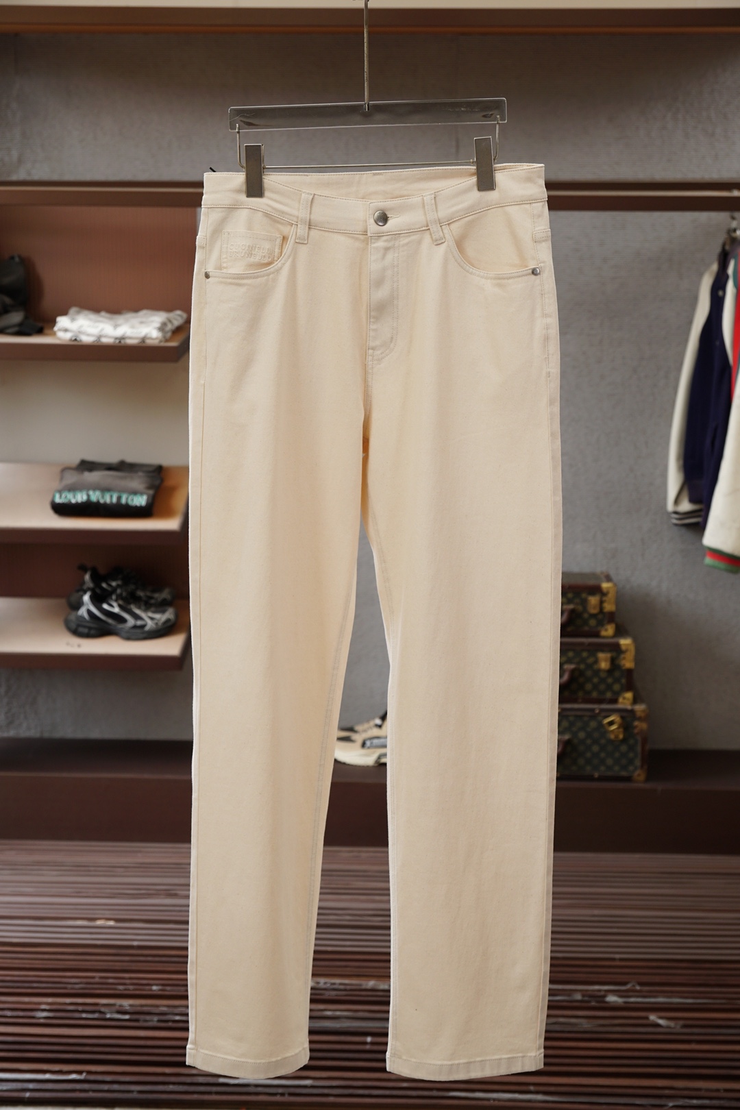NO:776432,BC- 2026ss summer original men's high-end denim jeans, from a well-known family, the color is classic and versatile, the color is very suitable for summer matching needs, it is an excellent representative of the season's stylish and eye-catching style, there is no doubt that it will turn heads, the fabric is slightly elastic, the upper body is extremely comfortable and breathable!  The details are perfect, and the accessories are all provided by customers. It has a touch of retro flavor, and the fusion with denim is natural. It has a first-class shape, lifts and slims the hips, can be mixed and matched between business and leisure, and is highly versatile and wearable. It is a high-end denim product that is rare to find. Size 29.30.31.32.33.34.36 No 35,,jeans,19860909BC- 2026ss夏季原单男士高端丹宁牛仔裤,系出名门,配色属于经典百搭的,色彩非常符合夏季的搭配需求,属于穿搭季拗造型且吸睛的优秀代表,回头率毋庸置疑,面料略带弹性,上身极为舒适且透气！细节完美如斯,辅料皆为客供,有着淡淡的复古味道,与之丹宁的融合浑然天成,版型一流,提臀修身,商务与休闲混搭兼备,复搭实穿性极高,可遇而不可求的高端丹宁产物.尺码29.30.31.32.33.34.36 无35,,jeans,,Men's clothing