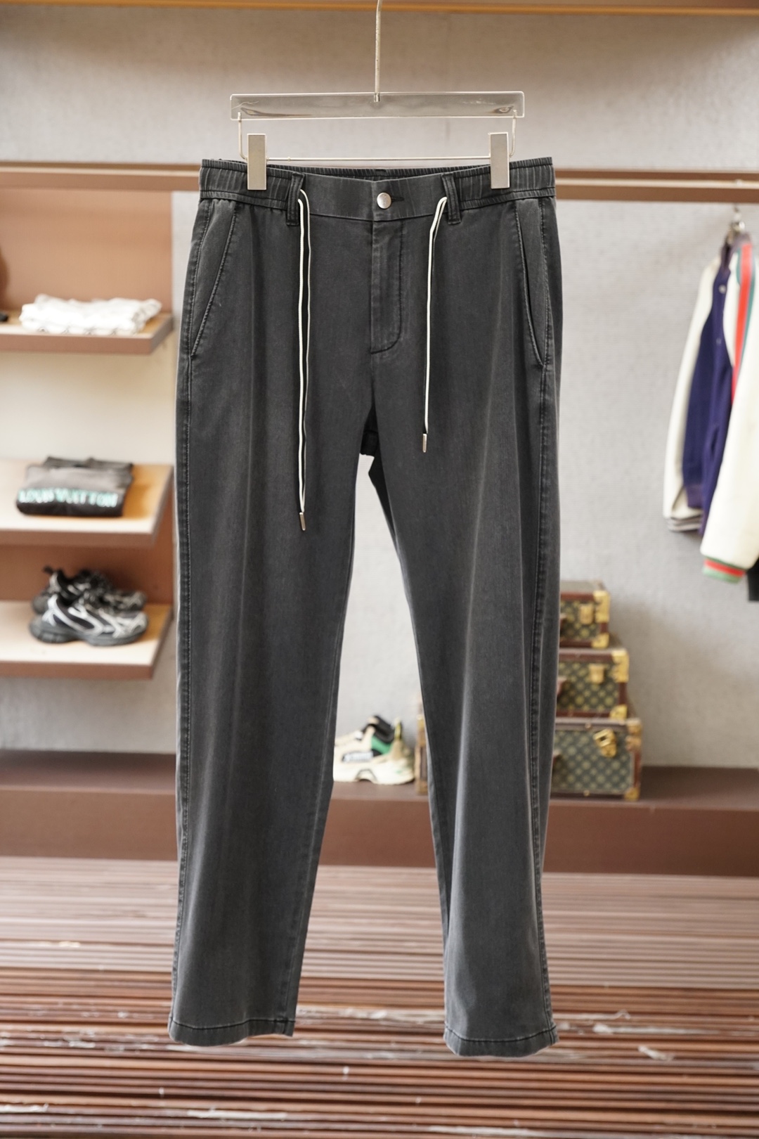NO:776437,BC- 2026ss summer original men's high-end denim casual elastic jeans, from a well-known family, the color is classic and versatile, and the color is very suitable for summer matching needs. It is an excellent representative of the season's stylish and eye-catching style. There is no doubt that it will turn heads. The fabric is slightly elastic, and the upper body is extremely comfortable and breathable!  The details are perfect, and the accessories are all provided by customers. It has a touch of retro flavor, and the fusion with denim is natural. It has a first-class shape, lifts and slims the hips, can be mixed and matched between business and leisure, and is highly versatile and wearable. It is a high-end denim product that is rare to find. Size 29.30.31.32.33.34.36 No 35,,jeans,19860909BC- 2026ss夏季原单男士高端丹宁休闲松紧牛仔裤,系出名门,配色属于经典百搭的,色彩非常符合夏季的搭配需求,属于穿搭季拗造型且吸睛的优秀代表,回头率毋庸置疑,面料略带弹性,上身极为舒适且透气！细节完美如斯,辅料皆为客供,有着淡淡的复古味道,与之丹宁的融合浑然天成,版型一流,提臀修身,商务与休闲混搭兼备,复搭实穿性极高,可遇而不可求的高端丹宁产物.尺码29.30.31.32.33.34.36 无35,,jeans,,Men's clothing