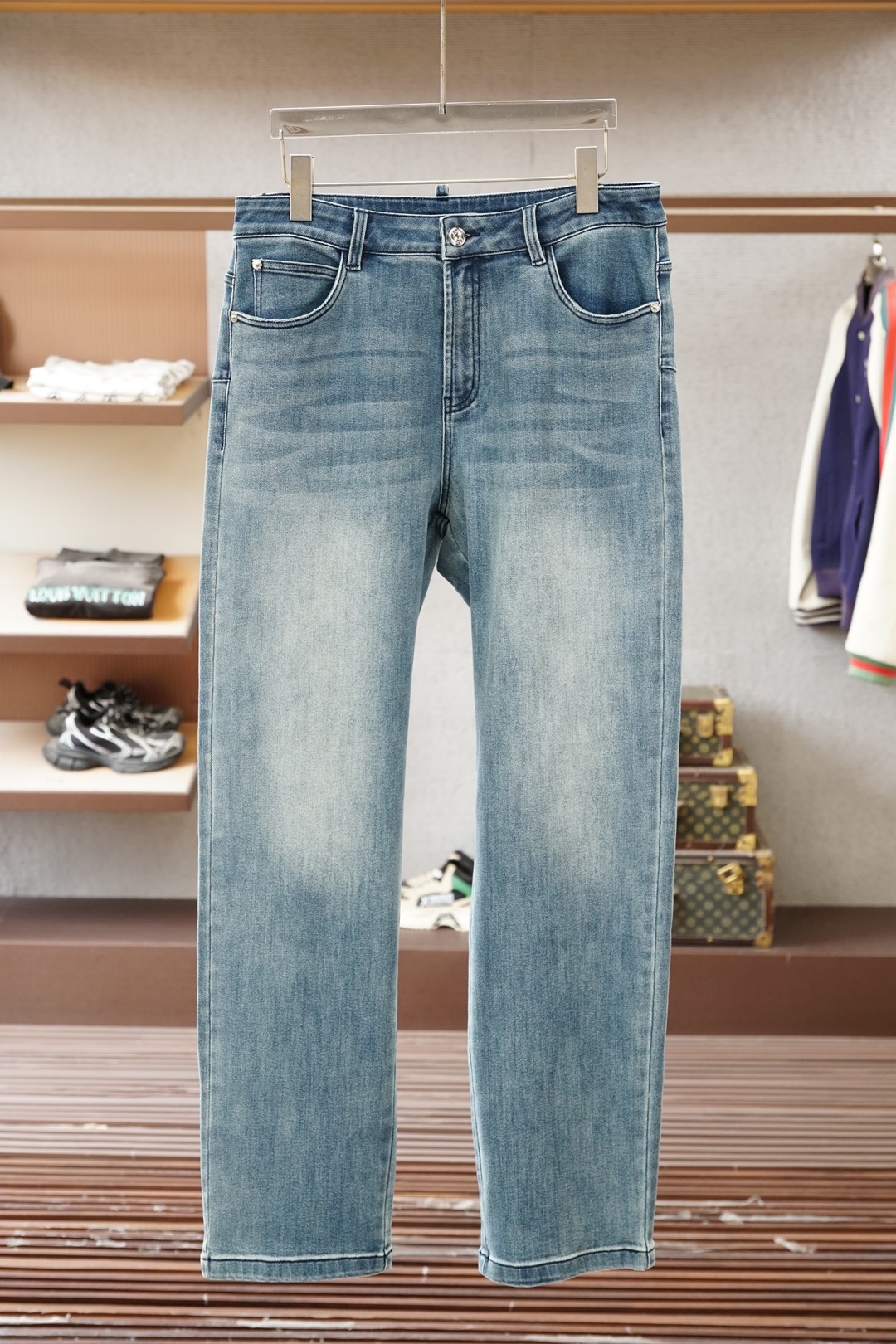 NO:776447,Miumiu/ 2026ss summer original men's high-end denim jeans, from a well-known family, the color is classic and versatile, the color is very suitable for summer matching needs, it is an excellent representative of the season's stylish and eye-catching style, there is no doubt that it will turn heads, the fabric is slightly elastic, the upper body is extremely comfortable and breathable!  The details are perfect, and the accessories are all provided by customers. It has a touch of retro flavor, and the fusion with denim is natural. It has a first-class shape, lifts and slims the hips, can be mixed and matched between business and leisure, and is highly wearable. It is a high-end denim product that can be encountered but not sought. Size 29.30.31.32.33.34.36 No 35,,miumiu,jeans,19860909Miumiu/ 2026ss夏季原单男士高端丹宁牛仔裤,系出名门,配色属于经典百搭的,色彩非常符合夏季的搭配需求,属于穿搭季拗造型且吸睛的优秀代表,回头率毋庸置疑,面料略带弹性,上身极为舒适且透气！细节完美如斯,辅料皆为客供,有着淡淡的复古味道,与之丹宁的融合浑然天成,版型一流,提臀修身,商务与休闲混搭兼备,复搭实穿性极高,可遇而不可求的高端丹宁产物.尺码29.30.31.32.33.34.36 无35,,miumiu,jeans,,Men's clothing