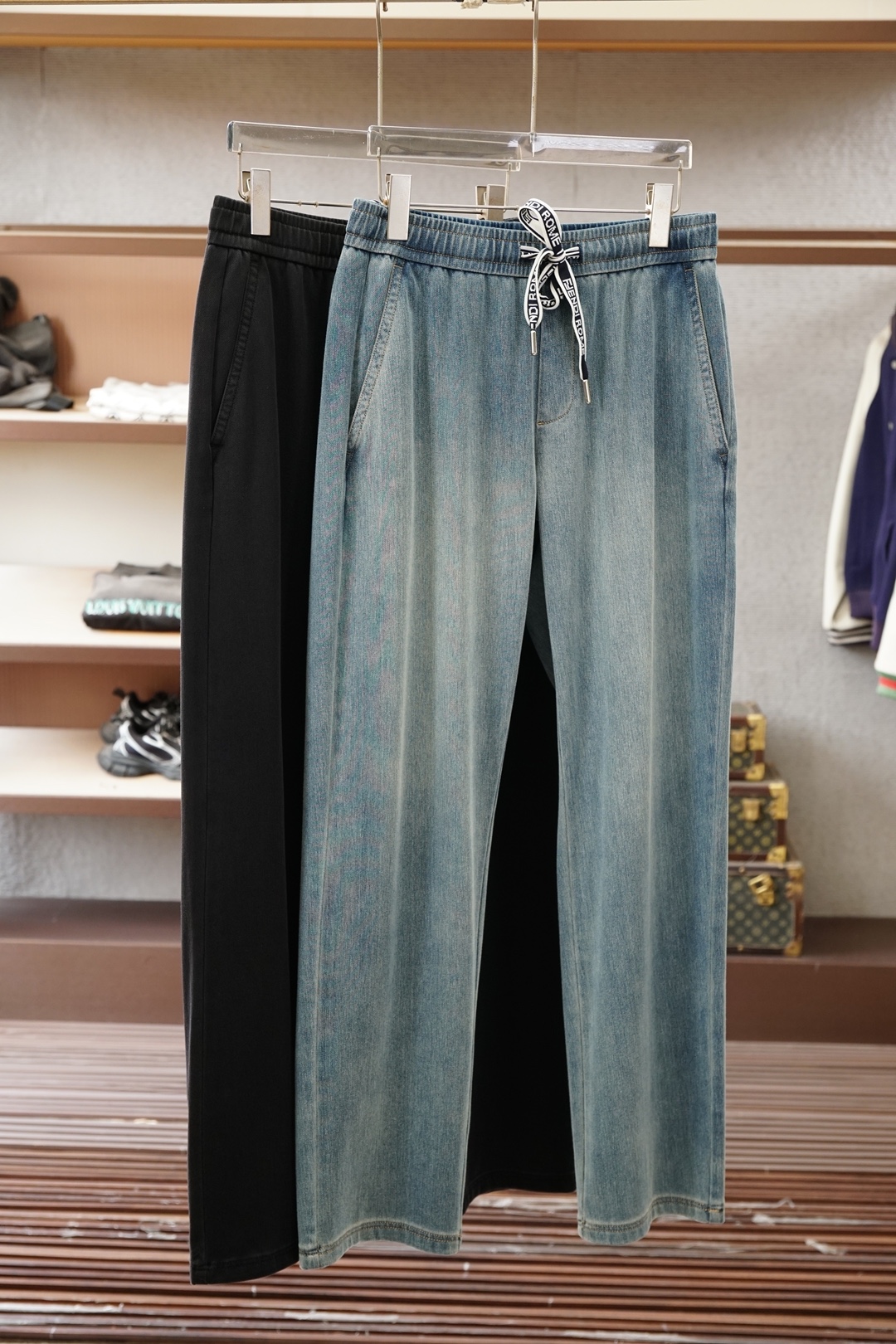 NO:776465,Fendi Fendi/2026ss summer original men's high-end denim jeans, from a well-known family, the color is classic and versatile, the color is very suitable for summer matching needs, it is an excellent representative of the season's stylish and eye-catching style, there is no doubt that the rate of return is high, the fabric is slightly elastic, the upper body is extremely comfortable and breathable!  The details are perfect, and the accessories are all provided by customers. It has a touch of retro flavor, and the fusion with denim is natural. It has a first-class shape, lifts and slims the hips, can be mixed and matched between business and leisure, and is highly wearable. It is a high-end denim product that is rare but not available. Size 29.30.31.32.33.34.36 No 35,,fendi,fendi,jeans,19860909Fendi芬迪/ 2026ss夏季原单男士高端丹宁牛仔裤,系出名门,配色属于经典百搭的,色彩非常符合夏季的搭配需求,属于穿搭季拗造型且吸睛的优秀代表,回头率毋庸置疑,面料略带弹性,上身极为舒适且透气！细节完美如斯,辅料皆为客供,有着淡淡的复古味道,与之丹宁的融合浑然天成,版型一流,提臀修身,商务与休闲混搭兼备,复搭实穿性极高,可遇而不可求的高端丹宁产物.尺码29.30.31.32.33.34.36 无35,,fendi,fendi,jeans,,Men's clothing
