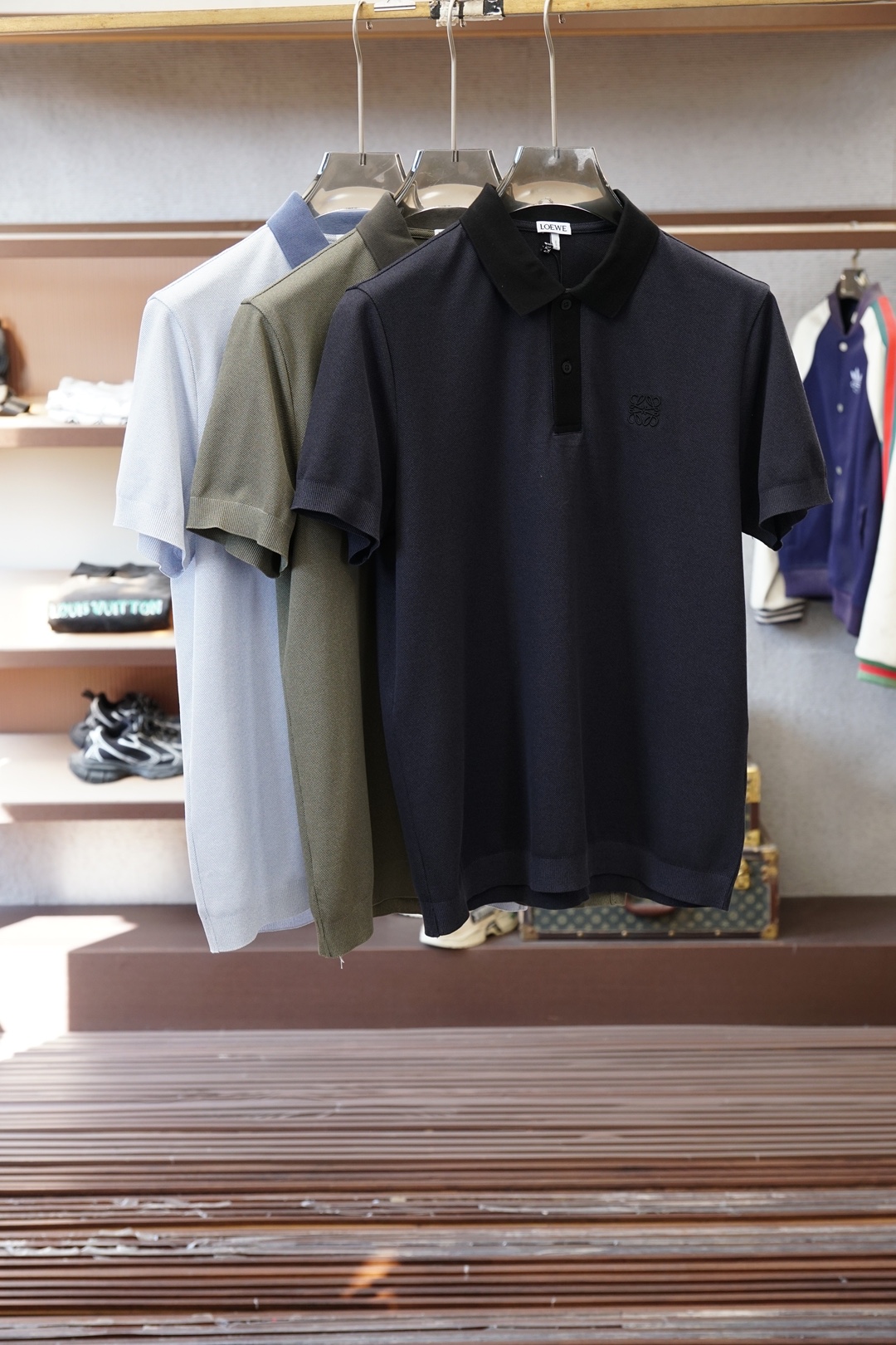 NO:776435,Loewe Luo Yiwei/2026ss new spring and summer men's half-zip pullover short-sleeved mercerized leather POLO. After a special washing process, it feels soft and has a greatly improved texture. The upper body is comfortable and breathable. It uses a flat knitting process, with complex production, delicate patterns, and rich colors, giving the fabric superior  Breathable, crisp texture and full drape, the upper body effect is handsome and stylish, and the simplicity reveals the brand's unique personality. It cleverly lengthens the body proportions, making the wearer appear taller and more stylish. The body is well cut, neither too tight nor loose, and perfectly fits the body lines, showing a balance of elegance and casualness.  .Size M-3XL,,loewe,loewe,T-shirt,19860909Loewe罗意威/2026ss春夏新款男士半拉链套头短袖丝光朱地POLO,经过特殊浇洗工艺处理,手感柔软且质感大幅提升,上身舒适透气.采用横机针织工艺,制作复杂,花纹细腻,色彩丰富,赋予面料优越的透气性、挺括的质地和十足的垂感,上身效果帅气有型,简约中透出品牌独有的个性.巧妙拉长身形比例,令穿着者更显高挑有型.衣身裁剪得体,既不过分紧绷,也不显得松垮,完美贴合身形线条,展现优雅与随性的平衡 .尺码M-3XL,,loewe,loewe,T-shirt,,Men's clothing