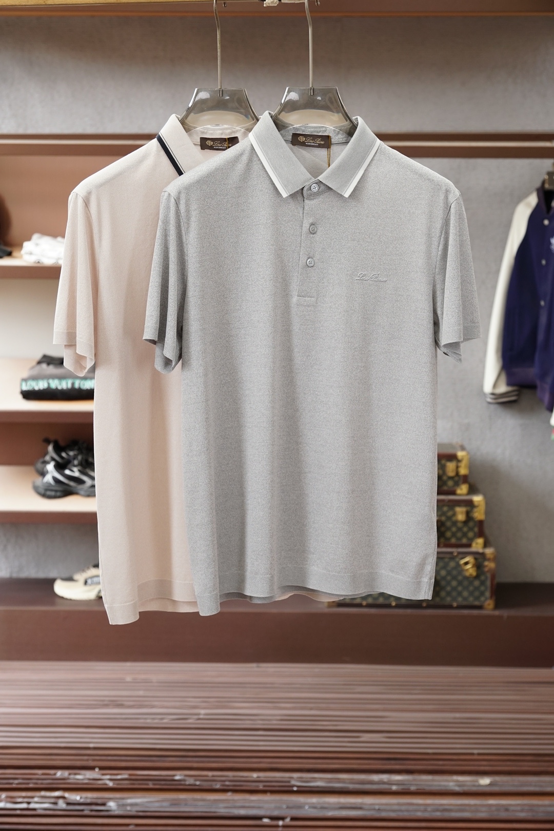NO:776445,LP/2026ss new spring and summer men's half-zip pullover short-sleeved mercerized vermilion POLO. After special washing process, it feels soft and has a greatly improved texture. The upper body is comfortable and breathable. It uses flat knitting technology, which is complex in production, with delicate patterns and rich colors, giving the fabric superior breathability.  , crisp texture and full drape, the upper body effect is handsome and stylish, and the simplicity reveals the brand's unique personality. It cleverly lengthens the body proportions, making the wearer appear taller and more stylish. The body is well cut, neither too tight nor loose, and perfectly fits the body lines, showing a balance of elegance and casualness.  .Size M-3XL,,loro piana,T-shirt,19860909LP/2026ss春夏新款男士半拉链套头短袖丝光朱地POLO,经过特殊浇洗工艺处理,手感柔软且质感大幅提升,上身舒适透气.采用横机针织工艺,制作复杂,花纹细腻,色彩丰富,赋予面料优越的透气性、挺括的质地和十足的垂感,上身效果帅气有型,简约中透出品牌独有的个性.巧妙拉长身形比例,令穿着者更显高挑有型.衣身裁剪得体,既不过分紧绷,也不显得松垮,完美贴合身形线条,展现优雅与随性的平衡 .尺码M-3XL,,loro piana,T-shirt,,Men's clothing