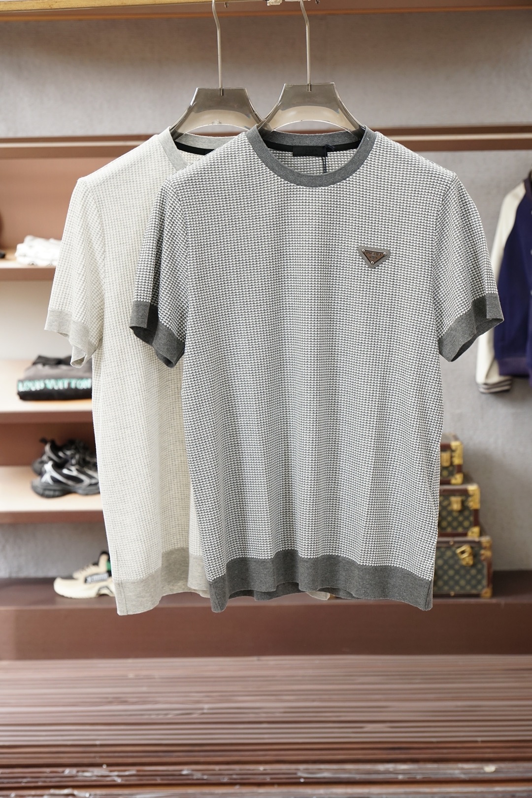NO:776450,Prada Prada/Mulberry Silk Elite Round Neck T, full of high-end texture. Selected mulberry silk + Elite blended fabric, silky and skin-friendly, breathable and draping, refreshing and not sweaty in summer. Simple round neck with embroidered letters, low-key and refined, and the upper body is stiff and slimming.  The color is gentle and elegant, and can be worn for business commuting and daily leisure. It has a light and luxurious texture, is versatile and durable, and is a must-have high-end knitted T.48-56 in summer, prada, prada,19860909Prada普拉达/桑蚕丝伊力特圆领T,质感高级感满满. 精选桑蚕丝+伊力特混纺面料,丝滑亲肤、透气垂顺,夏天穿清爽不闷汗. 简约圆领刺绣字母版型,低调精致,上身挺括显瘦. 色系温柔显气质,商务通勤、日常休闲都能穿,轻奢质感,百搭耐看,夏季必备高端针织T.48-56,,prada,prada,,Men's clothing