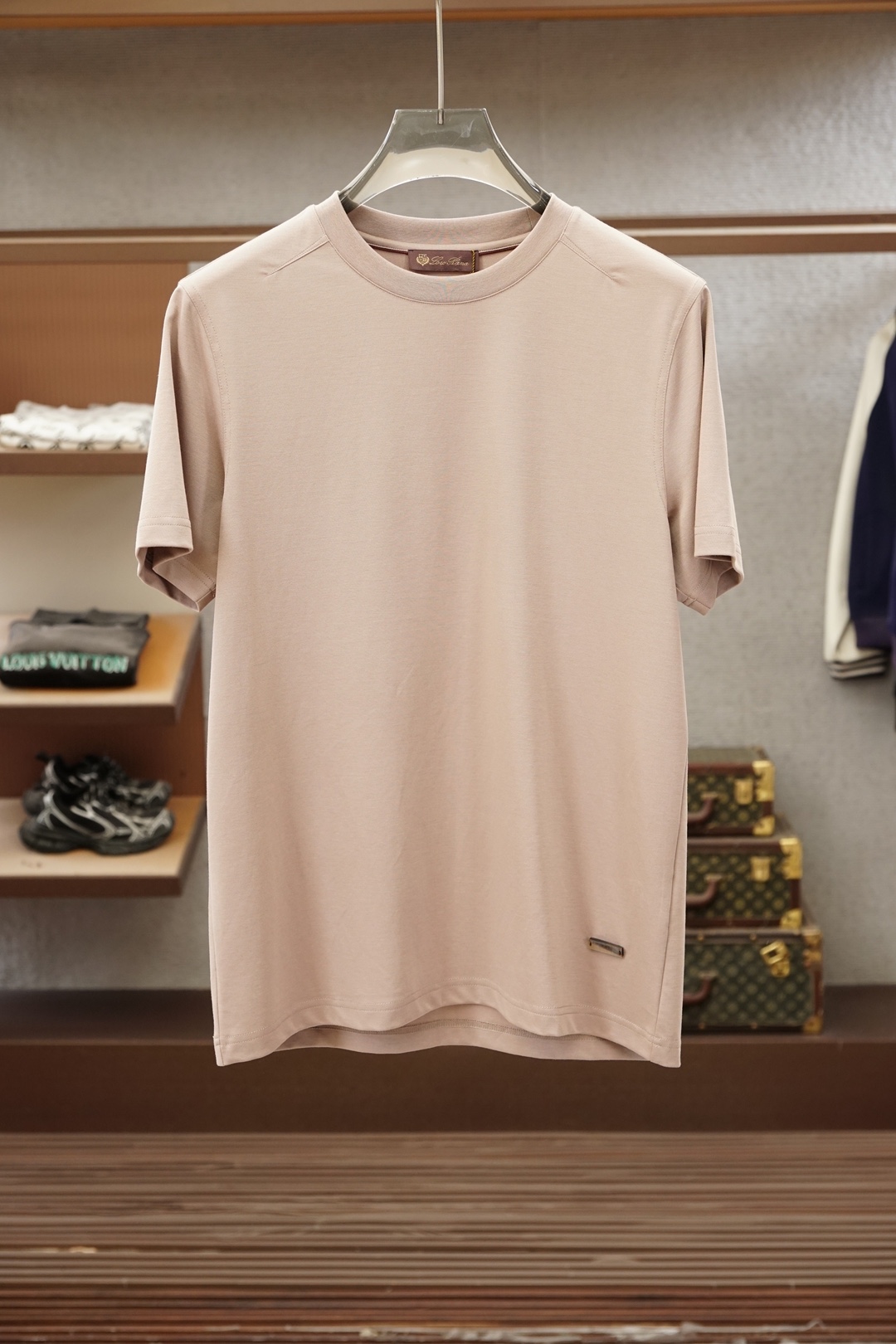 NO:776504,LP/2026 Spring/Summer New Short Sleeve This style is made of imported high-end mercerized cotton/fabric, a rare type in the market. It has a traditional round neck design, simple and elegant, classic logo embroidery, exquisite and three-dimensional. It seems low-key and simple, but it brings an unusual sense of high-end and high brand identity; the upper body is tasteful and stylish, and it is super versatile, never out of style, and can be easily used for both business and leisure. It is full of trendy gentleman style!  The details and craftsmanship are amazing!  A must-have for men's wardrobe!  The style is simple, stylish and casual!  Super handsome upper body!  Don’t miss it if you like it!  Original cotton and linen material, skin-friendly and comfortable, breathable and refreshing, different from ordinary cotton materials. 6 colors available, sizes M-3XL, loro piana, T-shirt,19860909LP/2026春夏新款短袖 此款采用进口高档进口丝光棉/面料市面罕见类型,传统圆领领设计,简单大方,经典logo刺绣,精致而有立体感,看似低调简约,却带来不同寻常的高级感,品牌标识度高；上身有品位有格调,且超级百搭,永不过时,商务休闲皆可轻松应对,满满的新潮绅士风！细节工艺都非常赞！男士衣橱必备！版型简约大气时尚休闲！上身超帅！喜欢的不要错过！原版棉麻材质,亲肤舒适,透气清爽,区别通货纯棉材质.6色可选#尺码M-3XL,,loro piana,T-shirt,,Men's clothing