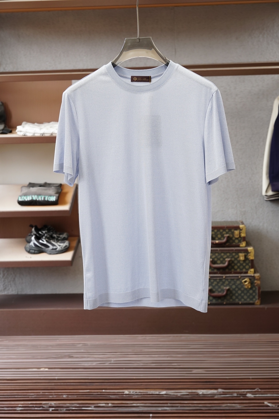 NO:776499,LP/2026 Spring and Summer New Short Sleeve This style is made of imported high-grade imported cotton Lyocell Tencel fabric, a rare type on the market. It has a traditional round neck design, simple and elegant, classic logo embroidery, exquisite and three-dimensional. It seems low-key and simple, but it brings an unusual sense of high-end and high brand identity; the upper body is tasteful and stylish, and it is super versatile and never goes out of style. It can be easily used for business and leisure, and is full of trendy gentleman style!  The details and craftsmanship are amazing!  A must-have for men's wardrobe!  The style is simple, stylish and casual!  Super handsome upper body!  Don’t miss it if you like it!  Original cotton and linen material, skin-friendly and comfortable, breathable and refreshing, different from ordinary cotton materials. 6 colors available, sizes M-3XL, loro piana, T-shirt,19860909LP/2026春夏新款短袖 此款采用进口高档进口棉莱赛尔天丝材质面料市面罕见类型,传统圆领领设计,简单大方,经典logo刺绣,精致而有立体感,看似低调简约,却带来不同寻常的高级感,品牌标识度高；上身有品位有格调,且超级百搭,永不过时,商务休闲皆可轻松应对,满满的新潮绅士风！细节工艺都非常赞！男士衣橱必备！版型简约大气时尚休闲！上身超帅！喜欢的不要错过！原版棉麻材质,亲肤舒适,透气清爽,区别通货纯棉材质.6色可选#尺码M-3XL,,loro piana,T-shirt,,Men's clothing