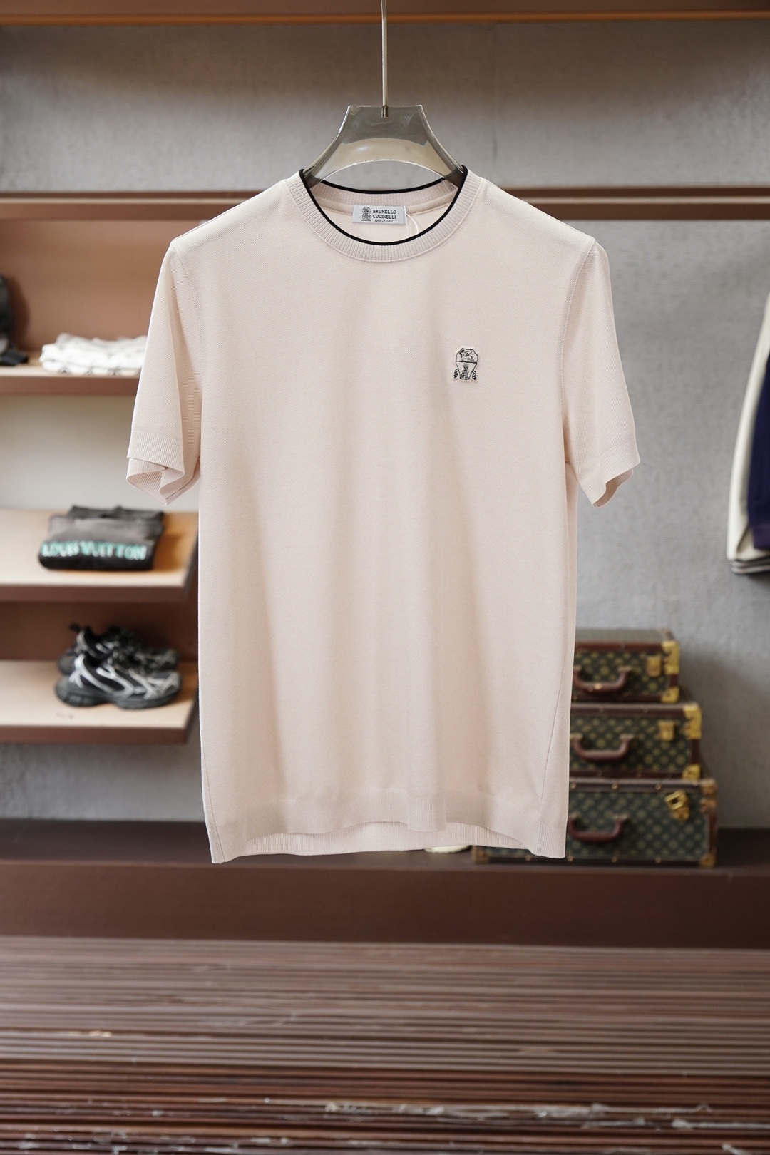 NO:776494,BC, 2026 spring and summer new short-sleeved style. This style is made of imported high-grade imported cotton lyocell knitted material, a rare type on the market. It has a traditional round neck design, simple and elegant, classic logo embroidery, exquisite and three-dimensional. It seems low-key and simple, but it brings an unusual sense of high-end and high brand identity. The upper body is tasteful and stylish, and it is super versatile and never goes out of style. It can be easily used for business and leisure, and is full of trendy gentleman style!  The details and craftsmanship are amazing!  A must-have for men's wardrobe!  The style is simple, stylish and casual!  Super handsome upper body!  Don’t miss it if you like it!  Original cotton and linen material, skin-friendly and comfortable, breathable and refreshing, different from ordinary pure cotton material. 6 colors available, sizes M-3XL, T-shirt,19860909BC,2026春夏新款短袖 此款采用进口高档进口棉莱赛尔针织材质面料市面罕见类型,传统圆领领设计,简单大方,经典logo刺绣,精致而有立体感,看似低调简约,却带来不同寻常的高级感,品牌标识度高；上身有品位有格调,且超级百搭,永不过时,商务休闲皆可轻松应对,满满的新潮绅士风！细节工艺都非常赞！男士衣橱必备！版型简约大气时尚休闲！上身超帅！喜欢的不要错过！原版棉麻材质,亲肤舒适,透气清爽,区别通货纯棉材质.6色可选#尺码M-3XL,,T-shirt,,Men's clothing