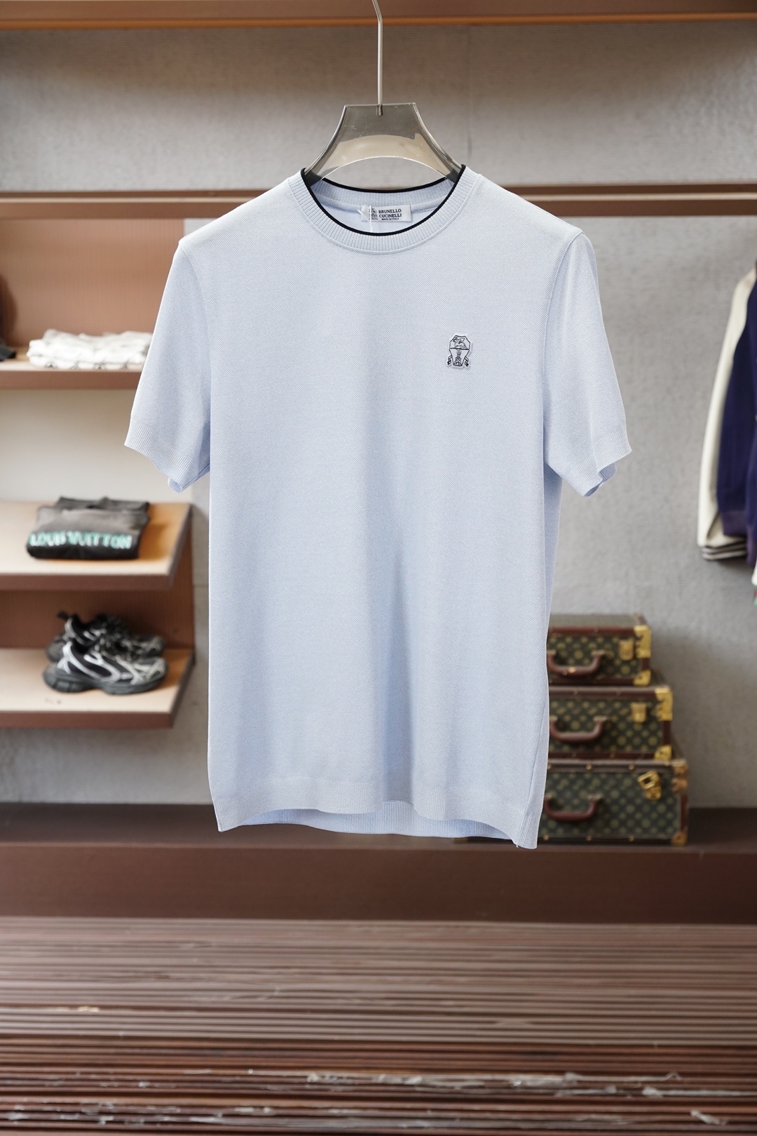NO:776490,BC, 2026 spring and summer new short-sleeved style. This style is made of imported high-grade imported cotton lyocell material, a rare type on the market. It has a traditional round neck design, simple and elegant, classic logo embroidery, exquisite and three-dimensional. It seems low-key and simple, but it brings an unusual sense of high-end and high brand identity. The upper body is tasteful and stylish, and it is super versatile and never goes out of style. It can be easily used for business and leisure, and is full of trendy gentleman style!  The details and craftsmanship are amazing!  A must-have for men's wardrobe!  The style is simple, stylish and casual!  Super handsome upper body!  Don’t miss it if you like it!  Original cotton and linen material, skin-friendly and comfortable, breathable and refreshing, different from ordinary pure cotton material. 6 colors available, sizes M-3XL, T-shirt,19860909BC,2026春夏新款短袖 此款采用进口高档进口棉莱赛尔材质面料市面罕见类型,传统圆领领设计,简单大方,经典logo刺绣,精致而有立体感,看似低调简约,却带来不同寻常的高级感,品牌标识度高；上身有品位有格调,且超级百搭,永不过时,商务休闲皆可轻松应对,满满的新潮绅士风！细节工艺都非常赞！男士衣橱必备！版型简约大气时尚休闲！上身超帅！喜欢的不要错过！原版棉麻材质,亲肤舒适,透气清爽,区别通货纯棉材质.6色可选#尺码M-3XL,,T-shirt,,Men's clothing