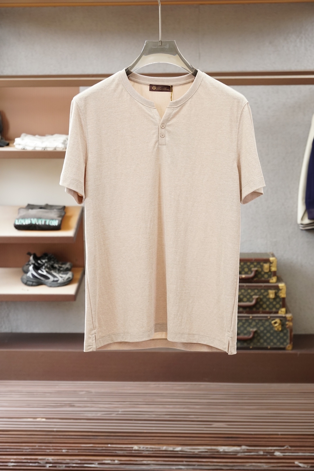 NO:776486,LP, 2026 Old Money Style Classic Short Sleeve. This style is made of imported high-end cotton and linen fabrics, a rare type on the market. It has a traditional round neck design, simple and elegant, classic logo embroidery, exquisite and three-dimensional. It seems low-key and simple, but it brings an unusual sense of high-end and high brand identity. The upper body is tasteful and stylish, and it is super versatile, timeless, and can be easily used for business and leisure. It is full of trendy gentleman style!  The details and craftsmanship are amazing!  A must-have for men's wardrobe!  The style is simple, stylish and casual!  Super handsome upper body!  Don’t miss it if you like it!  Original cotton and linen material, skin-friendly and comfortable, breathable and refreshing, different from ordinary cotton materials. 6 colors available, sizes M-3XL, loro piana, T-shirt,19860909LP,2026老钱风经典短袖 此款采用进口高档棉麻材质面料市面罕见类型,传统圆领领设计,简单大方,经典logo刺绣,精致而有立体感,看似低调简约,却带来不同寻常的高级感,品牌标识度高；上身有品位有格调,且超级百搭,永不过时,商务休闲皆可轻松应对,满满的新潮绅士风！细节工艺都非常赞！男士衣橱必备！版型简约大气时尚休闲！上身超帅！喜欢的不要错过！原版棉麻材质,亲肤舒适,透气清爽,区别通货纯棉材质.6色可选#尺码M-3XL,,loro piana,T-shirt,,Men's clothing