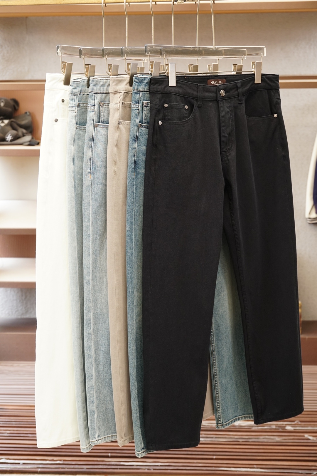 NO:776495,LP/2026SS new arrival in early spring, straight-leg jeans, imported original washed stretch fabric, upper body is comfortable, breathable and elastic, decorated with original hardware accessories, extremely high grade, super correct shape, simple and easy to match, complete with three standards, all products are in order, and the upper body is very handsome. Size 29.30.31.32.33.34.36 No 35,,loro piana,jeans,19860909LP/2026SS早春新品,直筒牛仔裤,进口原版水洗弹力面料,上身舒适透气有弹力,原版五金辅料装饰,档次极高,版型超正,简约易搭配,三标齐全,全品相订单款,上身帅气十足.尺码29.30.31.32.33.34.36 无35,,loro piana,jeans,,Men's clothing