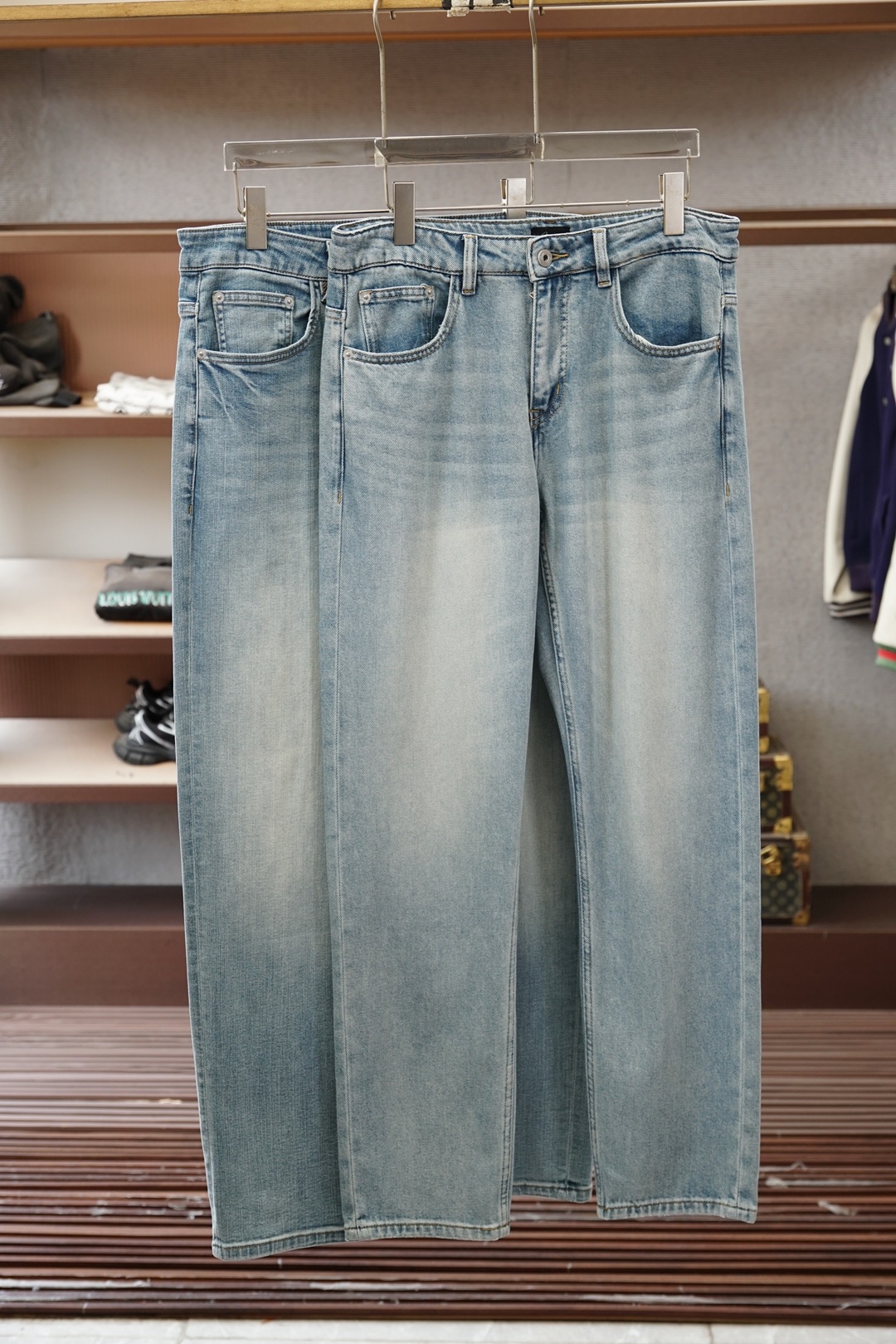 NO:776500,Blenio/2026SS new arrival in early spring, straight jeans, imported original washed stretch fabric, upper body is comfortable, breathable and elastic, original hardware decoration, extremely high grade, super correct version, simple and easy to match, complete three standards, all products are in order, and the upper body is handsome. Size 29.30.31.32.33.34.36 No 35,,jeans,19860909布莱尼奥/2026SS早春新品,直筒牛仔裤,进口原版水洗弹力面料,上身舒适透气有弹力,原版五金辅料装饰,档次极高,版型超正,简约易搭配,三标齐全,全品相订单款,上身帅气十足.尺码29.30.31.32.33.34.36 无35,,jeans,,Men's clothing
