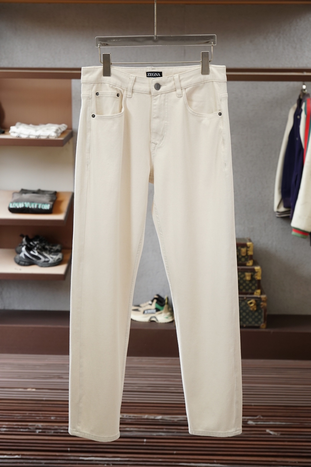 NO:776505,Zegna/2026SS new arrival in early spring, straight-leg jeans, imported original washed stretch fabric, upper body is comfortable, breathable and elastic, original hardware decoration, extremely high grade, super correct version, simple and easy to match, complete three standards, all products are in order, and the upper body is handsome. Size 29.30.31.32.33.34.36 No 35,,zegna,jeans,19860909杰尼亚/2026SS早春新品,直筒牛仔裤,进口原版水洗弹力面料,上身舒适透气有弹力,原版五金辅料装饰,档次极高,版型超正,简约易搭配,三标齐全,全品相订单款,上身帅气十足.尺码29.30.31.32.33.34.36 无35,,zegna,jeans,,Men's clothing