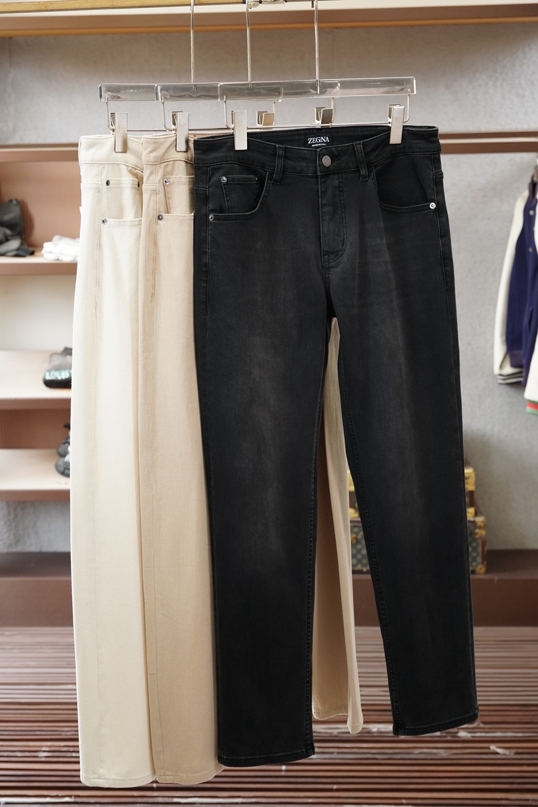 NO:776509,Zegna - 2026SS new arrival in early spring, straight-leg jeans, imported original washed stretch fabric, upper body is comfortable, breathable and elastic, original hardware decoration, extremely high grade, super correct version, simple and easy to match, complete three standards, all products are in order, and the upper body is very handsome. Size 29.30.31.32.33.34.36 No 35,,zegna,jeans,19860909杰尼亚-2026SS早春新品,直筒牛仔裤,进口原版水洗弹力面料,上身舒适透气有弹力,原版五金辅料装饰,档次极高,版型超正,简约易搭配,三标齐全,全品相订单款,上身帅气十足.尺码29.30.31.32.33.34.36 无35,,zegna,jeans,,Men's clothing