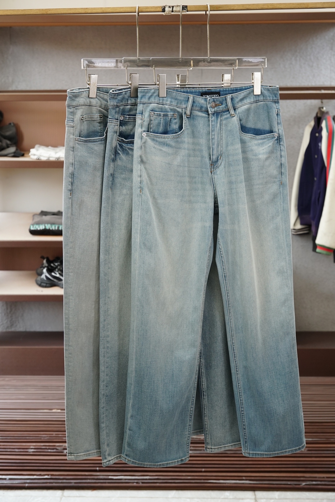 NO:776513,Tom for/2026SS new arrival in early spring, straight jeans, imported original washed stretch fabric, upper body is comfortable, breathable and elastic, original hardware decoration, extremely high grade, super correct version, simple and easy to match, complete three standards, all products are in order, and the upper body is handsome. Size 29.30.31.32.33.34.36 No 35,, tom ford,jeans,19860909Tom for/2026SS早春新品,直筒牛仔裤,进口原版水洗弹力面料,上身舒适透气有弹力,原版五金辅料装饰,档次极高,版型超正,简约易搭配,三标齐全,全品相订单款,上身帅气十足.尺码29.30.31.32.33.34.36 无35,,tom ford,jeans,,Men's clothing