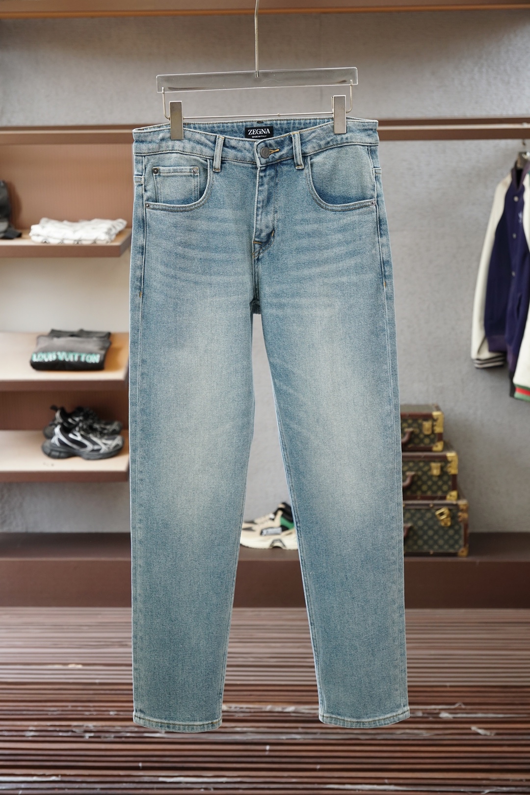 NO:776516,Zegna/Ermenegildo Zegna 2026SS new arrival in early spring, straight jeans, imported original washed stretch fabric, upper body is comfortable, breathable and elastic, original hardware decoration, extremely high grade, super correct version, simple and easy to match, complete three standards, all products are in order, and the upper body is handsome. Size 29.30.31.32.33.34.36 No 35,,zegna,jeans,19860909杰尼亚/Ermenegildo Zegna 2026SS早春新品,直筒牛仔裤,进口原版水洗弹力面料,上身舒适透气有弹力,原版五金辅料装饰,档次极高,版型超正,简约易搭配,三标齐全,全品相订单款,上身帅气十足.尺码29.30.31.32.33.34.36 无35,,zegna,jeans,,Men's clothing