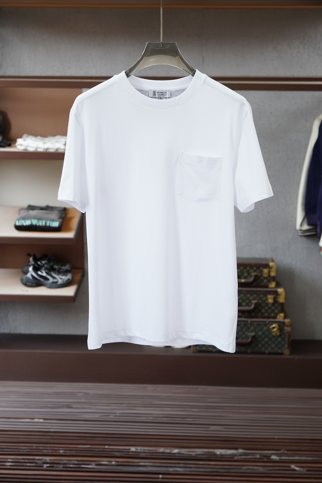 NO:776481,LP, 2026 old money style classic short-sleeved 2025ss series new product. This style is made of imported high-grade cotton and linen fabrics, a rare type on the market. It has a traditional round neck design, simple and elegant, classic logo embroidery, exquisite and three-dimensional. It seems low-key and simple, but it brings an unusual sense of high-end and high brand identity. The upper body is tasteful and stylish, and it is super versatile, timeless, and can be easily used for business and leisure. It is full of trendy gentleman style!  The details and craftsmanship are amazing!  A must-have for men's wardrobe!  The style is simple, stylish and casual!  Super handsome upper body!  Don’t miss it if you like it!  Original cotton and linen material, skin-friendly and comfortable, breathable and refreshing, different from ordinary cotton materials. 6 colors available, sizes M-3XL, loro piana, T-shirt,19860909LP,2026老钱风经典短袖 2025ss系列新品 此款采用进口高档棉麻材质面料市面罕见类型,传统圆领领设计,简单大方,经典logo刺绣,精致而有立体感,看似低调简约,却带来不同寻常的高级感,品牌标识度高；上身有品位有格调,且超级百搭,永不过时,商务休闲皆可轻松应对,满满的新潮绅士风！细节工艺都非常赞！男士衣橱必备！版型简约大气时尚休闲！上身超帅！喜欢的不要错过！原版棉麻材质,亲肤舒适,透气清爽,区别通货纯棉材质.6色可选#尺码M-3XL,,loro piana,T-shirt,,Men's clothing