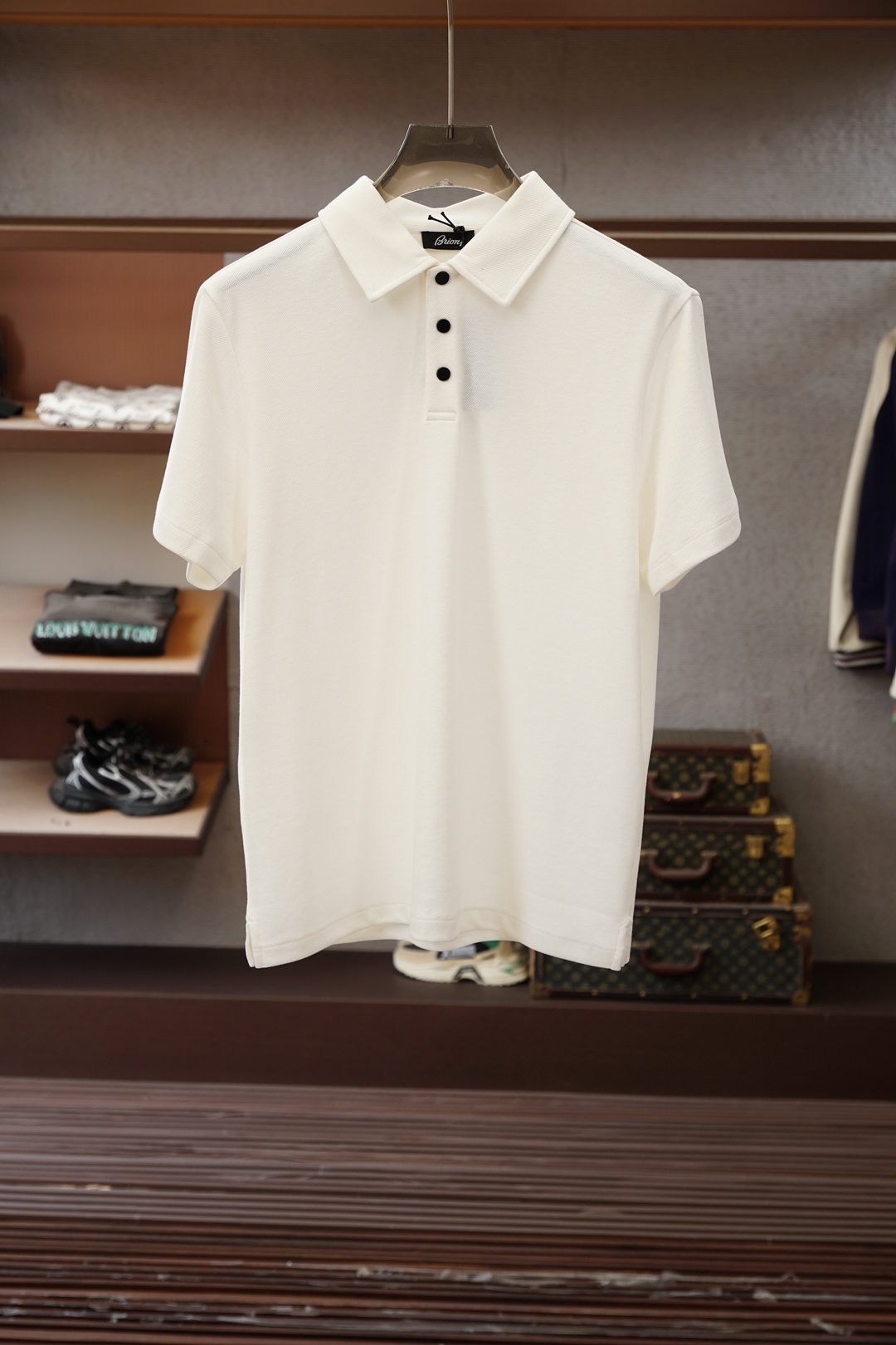 NO:776472,Blenio-2026ss new product launched, classic refreshed high-end pique Polo shirt  Cotton plus spandex/comfortable and luxurious to wear, made of double-eye fabric, three-dimensional pique texture with intertwined warp and weft, and built-in breathable mesh structure, which can keep the skin dry at all times when wearing in summer, say goodbye to stuffiness and stickiness; the double-sided weaving process makes the fabric more stiff and wear-resistant, and can be worn for a long time  It is not easy to deform, and it is neat and stylish when you wear it with you. It is anti-wrinkle and easy to care for, making it the best choice for business trips. The classic Polo collar is matched with contrasting striped piping, and the neat lines outline the neck outline, giving a full sense of business formality; the exquisite embroidered logo on the left chest, low  The tone highlights the brand style, is unobtrusive but has its own recognition; whether worn alone for casual daily use, or worn under a suit to interpret business elite style, it can easily hold up in various scenarios. From fabric selection to tailoring and sewing, every process follows the production standards of big brands.  Accurate, three-dimensional tailoring fits the body shape without being tight, taking into account comfort and aesthetics. The fusion of double-sided pique texture and classic design makes this Polo shirt not only a piece of clothing, but also a business card of your taste. Sizes M-3XL,,business  suit,19860909布莱尼奥-2026ss新品上线 经典焕新高端珠地Polo衫 棉加氨纶/穿出来的舒适奢感,采用双眼面料打造,经纬交织的立体珠地肌理,自带透气网孔结构,夏日穿着时刻保持肌肤干爽,告别闷热黏腻；双面织造工艺让面料更挺括耐磨,久穿不易变形,随手一搭都是利落型格,抗皱易打理的特性,更是商旅出行的不二之选.经典Polo领搭配撞色条纹滚边,利落线条勾勒颈部轮廓,商务正式感拉满；左胸精致刺绣标识,低调彰显品牌格调,不张扬却自带辨识度；无论是单穿打造休闲日常,还是内搭西装诠释商务精英范,都能轻松hold住各种场景.从面料甄选到剪裁缝制,每一道工序都遵循大牌制作标准,立体剪裁贴合身形不紧绷,兼顾舒适与版型美感.双面珠地的质感与经典设计的融合,让这件Polo衫不止是一件服饰,更是你的品位名片.尺码M-3XL,,business suit,,Men's clothing