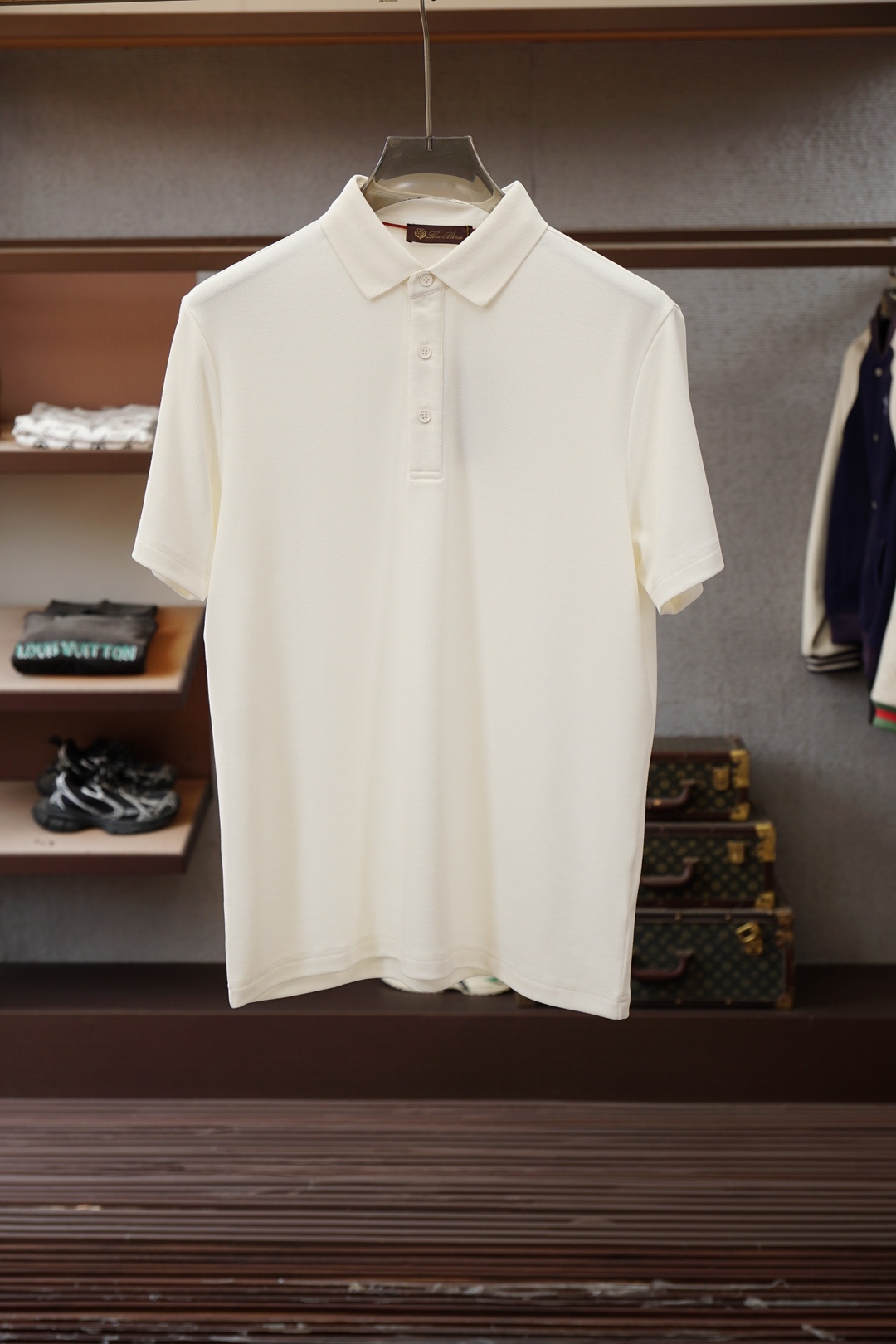 NO:776466,LP/2026ss new product launched, classic refreshed high-end pique Polo shirt  Cotton plus spandex/comfortable and luxurious to wear, made of double-eye fabric, three-dimensional pique texture with intertwined warp and weft, and built-in breathable mesh structure, which can keep the skin dry at all times when wearing in summer, say goodbye to hot and sticky feeling; double-sided weaving process makes the fabric more stiff and wear-resistant, long-lasting  It is not easy to deform when worn, and it is neat and stylish when worn casually. It is anti-wrinkle and easy to care for, making it the best choice for business trips. The classic Polo collar is paired with contrasting striped piping, and the neat lines outline the neck outline, giving a full sense of business formality; the left chest is exquisitely embroidered with the logo  , low-key to highlight the brand style, unobtrusive yet self-recognizable; whether worn alone for casual daily use, or worn under a suit to interpret business elite style, it can easily hold up in various scenarios. From fabric selection to tailoring and sewing, every process follows the famous brand  Made to standard, the three-dimensional tailoring fits the body shape without being tight, taking into account both comfort and aesthetics. The fusion of double-sided pique texture and classic design makes this Polo shirt not only a piece of clothing, but also a business card of your taste. Sizes M-3XL, loro  piana,business suit,19860909LP/2026ss新品上线 经典焕新高端珠地Polo衫 棉加氨纶/穿出来的舒适奢感,采用双眼面料打造,经纬交织的立体珠地肌理,自带透气网孔结构,夏日穿着时刻保持肌肤干爽,告别闷热黏腻；双面织造工艺让面料更挺括耐磨,久穿不易变形,随手一搭都是利落型格,抗皱易打理的特性,更是商旅出行的不二之选.经典Polo领搭配撞色条纹滚边,利落线条勾勒颈部轮廓,商务正式感拉满；左胸精致刺绣标识,低调彰显品牌格调,不张扬却自带辨识度；无论是单穿打造休闲日常,还是内搭西装诠释商务精英范,都能轻松hold住各种场景.从面料甄选到剪裁缝制,每一道工序都遵循大牌制作标准,立体剪裁贴合身形不紧绷,兼顾舒适与版型美感.双面珠地的质感与经典设计的融合,让这件Polo衫不止是一件服饰,更是你的品位名片.尺码M-3XL,,loro piana,business suit,,Men's clothing