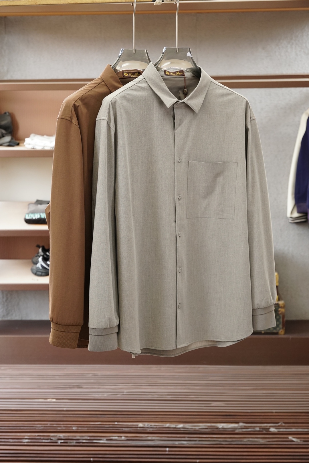 NO:776452,LP/2026 counter popular shirts, pay attention to the new high-end silk superfine wool solid color point collar shirts, trading company channels are rare, leading official website sales!  A must-have fine shirt for men's wardrobe, a must-have item all year round, packaged in a complete set of handbags and gift boxes. The quality has been strictly controlled and selected, and it will definitely bring you the same enjoyment at the counter!  This shirt is made of custom-made materials. It is also the most high-end fabric among men's shirts. It is made of high-quality imported materials and has a smooth and delicate texture. It is really super comfortable and skin-friendly when worn on the upper body. The sense of close-fitting comfort is irresistible!  The body is designed with symmetrical pockets on the chest, and is decorated with the brand's slightly interesting embroidered logo on the chest. The classic webbing is low-key and unintentionally demonstrates an extraordinary status symbol and sense of luxury!  Regular and basic cut, exquisite craftsmanship, neat and smooth wiring details, which well show the aura of the shirt, fashionable and elegant small pointed collar design, minimalist and elegant white and sky blue colors, suitable for daily business and casual wear, can be worn for any occasion, a must-have style for commuting in all seasons, it is highly recommended to buy both colors at the same time!  Two colors in!  Size M-3XL,,loro piana,shirts,19860909LP/2026专柜爆款衬衣,注意新款高端丝超细羊毛纯色尖领衬衣,贸易公司渠道稀出,领先官网发售！男士衣橱必备精品衬衣,一年四季的刚需品,全套手提袋礼盒包装,品相经过严格的把控挑选,绝对能够带给你同柜台享受！ 这款衬衫甄选客供定制材质,也是男士衬衣中最高端的一款面料,挑选优质进口质感爽滑细腻,上身穿着真的超级舒适亲肤,那种贴身舒爽感让人无法抗拒！衣身胸前对称口袋设计,并于胸前上饰以品牌略带趣味性的刺绣Logo点缀,搭配经典织带低调且无意间彰显出不凡的身份象征与奢华感！常规基础的版型裁剪,工艺精湛严苛,走线细节工整平顺,很好的展现出衬衫的气场,时尚显气质的小尖领设计,极简素雅的白色天兰两色,日常商务休闲即可驾驭,能出席任何场合穿着,四季通勤的必备款式,强烈推荐两色同时入手！两色入！尺码M-3XL,,loro piana,shirts,,Men's clothing