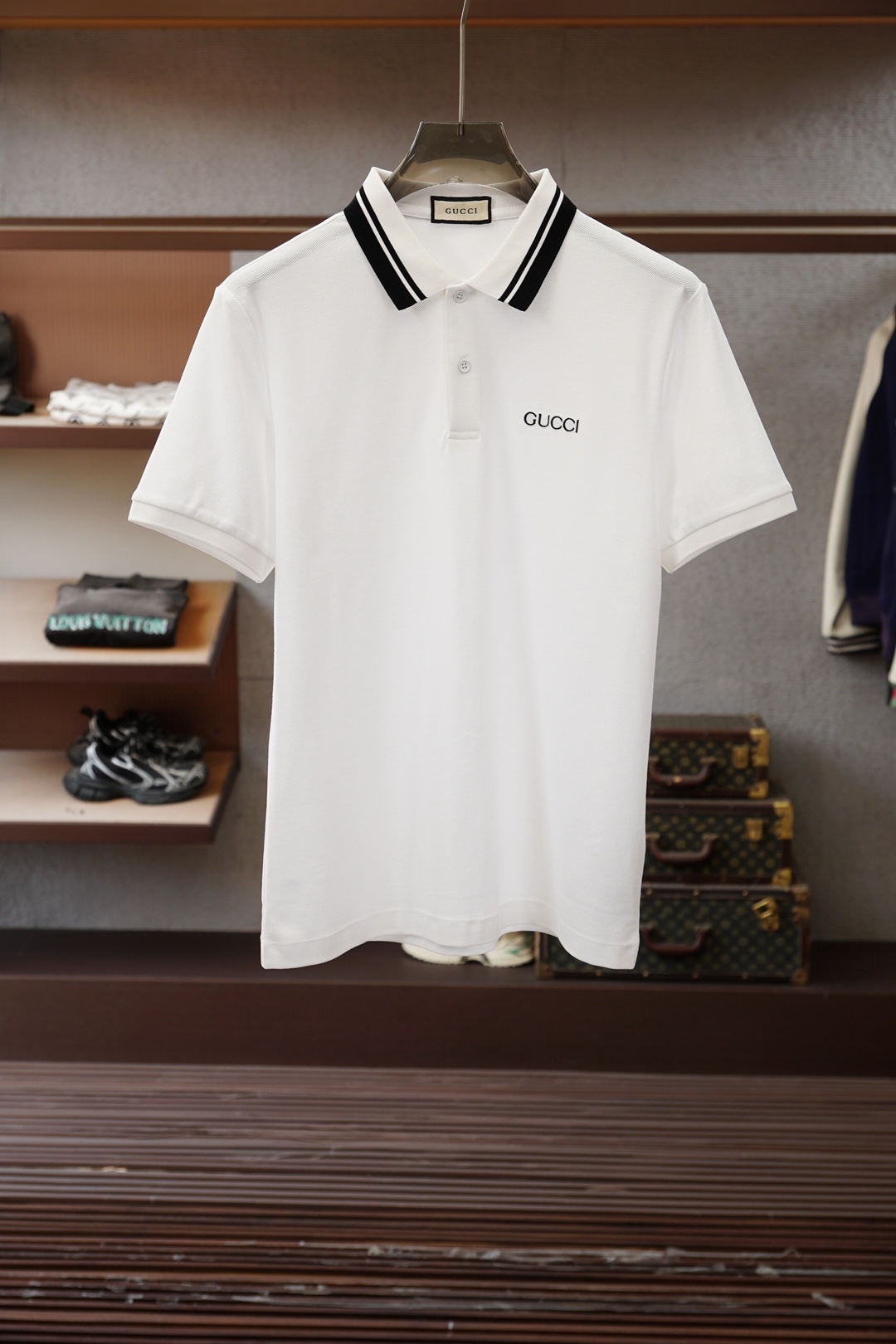 NO:776460,Gucci, 2026 double-sided mercerized pearl Polo selects double cotton mercerized pearl fabric. The warmth of cotton and the breathability of pique mesh are perfectly integrated. The double-sided weaving process makes the garment both stiff and skin-friendly, making it warm to the skin but not sweaty.  The collar is embellished with contrasting webbing, and the low-key embroidered brand logo on the back conveys high-end aesthetics with details. The classic color is suitable for business commuting and casual socializing. One piece can support all decent occasions. Sizes M-3XL,, gucci,19860909Gucci古奇,2026双面丝光珠地 Polo 甄选双棉丝光朱地面料,棉的温润与珠地网眼的透气完美融合,双面织造工艺让衣身兼具挺括感与亲肤性,触肤即暖却不闷汗. 领口撞色织带点缀,后背低调刺绣品牌标识,用细节传递高阶审美,经典颜色适配商务通勤与休闲社交,一件即可撑起所有体面场合.尺码M-3XL,,gucci,,Men's clothing