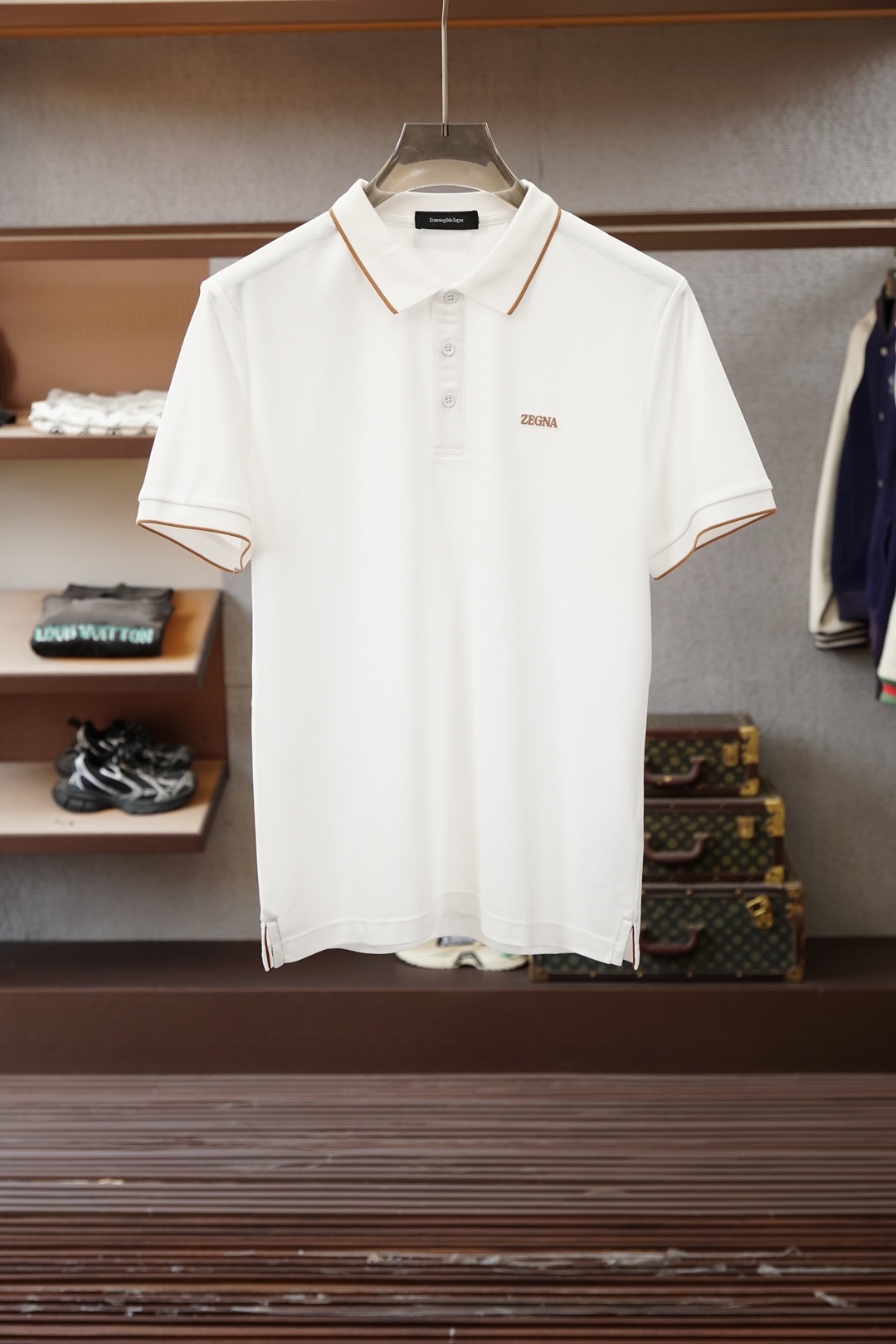 NO:776456,Ermenegildo Zegna/2026 double-sided mercerized pearl Polo selects double cotton mercerized pearl fabric. The warmth of cotton and the breathability of pearl mesh are perfectly integrated. The double-sided weaving process makes the garment both stiff and skin-friendly, making it warm to the skin but not sweaty.  The collar is embellished with contrasting color webbing, and the low-key embroidered brand logo on the back uses details to convey high-end aesthetics. The classic color is suitable for business commuting and casual socializing. One piece can support all decent occasions. Sizes M-3XL,,zegna,19860909杰尼亚/2026双面丝光珠地 Polo 甄选双棉丝光朱地面料,棉的温润与珠地网眼的透气完美融合,双面织造工艺让衣身兼具挺括感与亲肤性,触肤即暖却不闷汗. 领口撞色织带点缀,后背低调刺绣品牌标识,用细节传递高阶审美,经典颜色适配商务通勤与休闲社交,一件即可撑起所有体面场合.尺码M-3XL,,zegna,,Men's clothing