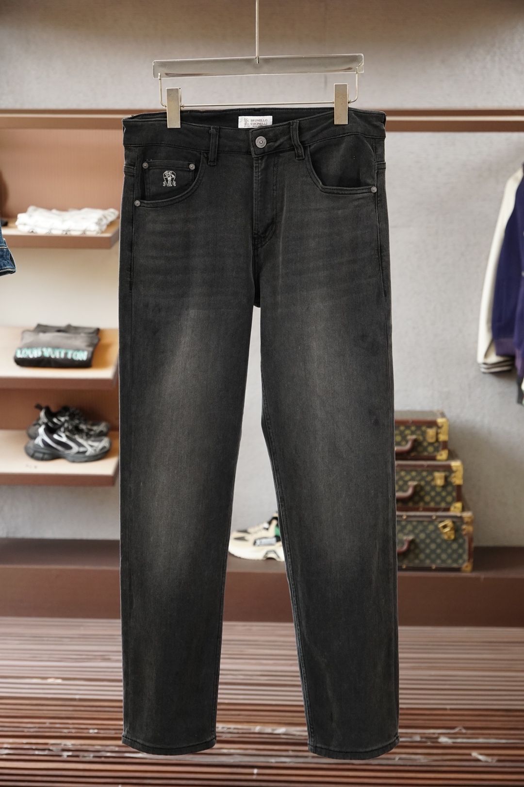 NO:845970,BC/2026SS new arrival in early spring, straight-leg jeans, imported original washed stretch fabric, upper body is comfortable, breathable and elastic, original hardware decoration, extremely high grade, super correct version, simple and easy to match, complete three standards, all products match the order, full of handsome upper body. Size 29.30.31.32.33.34.36 No 35 is one size too large/,,jeans,19860909BC/2026SS早春新品,直筒牛仔裤,进口原版水洗弹力面料,上身舒适透气有弹力,原版五金辅料装饰,档次极高,版型超正,简约易搭配,三标齐全,全品相订单款,上身帅气十足.尺码29.30.31.32.33.34.36 无35偏大一号/,,jeans,,Men's clothing