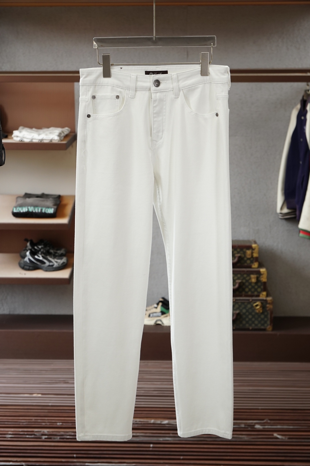 NO:845964,LP/2026SS new arrival in early spring, straight-leg jeans, imported original washed stretch fabric, upper body is comfortable, breathable and elastic, original hardware decoration, extremely high grade, super correct version, simple and easy to match, complete three standards, all products are in order, and the upper body is handsome. Size 29.30.31.32.33.34.36 No 35 is one size too large/,,loro piana,jeans,19860909LP/2026SS早春新品,直筒牛仔裤,进口原版水洗弹力面料,上身舒适透气有弹力,原版五金辅料装饰,档次极高,版型超正,简约易搭配,三标齐全,全品相订单款,上身帅气十足.尺码29.30.31.32.33.34.36 无35偏大一号/,,loro piana,jeans,,Men's clothing