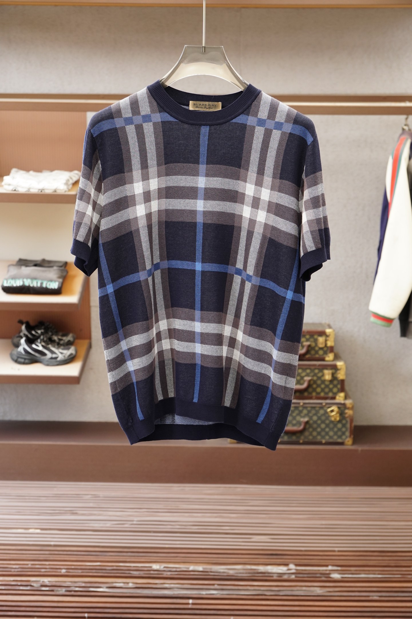 NO:836656,BBR Burberry/2026 spring and summer latest men's round neck short sleeves, British gentleman style, classic plaid, made of selected knitted cotton fabrics,  80-count super-soft long-staple cotton, 16-needle dense stitching, clear texture, tight and not easy to deform, soft and skin-friendly texture, full of high-end luxury quality; the comfort of wearing it close to the body is definitely unmatched by ordinary T-shirts, and it is more breathable and cooler than ordinary cotton T-shirts, so you can wear it until July and August  There will be a sense of heat. The brand identity is very high, it has a sense of detail, it is exquisite and classy. The upper body is tasteful and stylish, and it is super versatile and never goes out of style. It can be worn alone or as a base layer, and can be easily used for business and leisure. It is full of trendy gentleman style; export order standards, high-end big brands are all in good condition.  Sizes M-XXL (the male model is 172cm and 148kg, and the L size is suitable) blue, burberry, T-shirt, tees, t-shirt,19860909BBR 巴宝莉/2026春夏最新男士圆领短袖,英伦绅士风格,经典格子,精选针织棉质面料制成, 80支超柔长绒棉,16针密致针法,纹理清晰,紧密不易变形,质感软糯亲肤,尽显高端奢华品质；贴身穿着的舒适度绝对是普通Ｔ恤无法比拟的,而且比普通棉质T恤更为透气凉爽,穿到7、8月都不会有热感.品牌标识度极高,很有细节感,精致考究上档次.上身有品位有格调,且超级百搭,永不过时,可单穿也可打底,商务休闲皆可轻松应对,满满的新潮绅士风；出口订单标准,高端大牌全品相. 尺码M-XXL（男模特172厘米148斤试穿L码合适） 蓝色,,burberry,T-shirt,tees，t-shirt,,Men's clothing