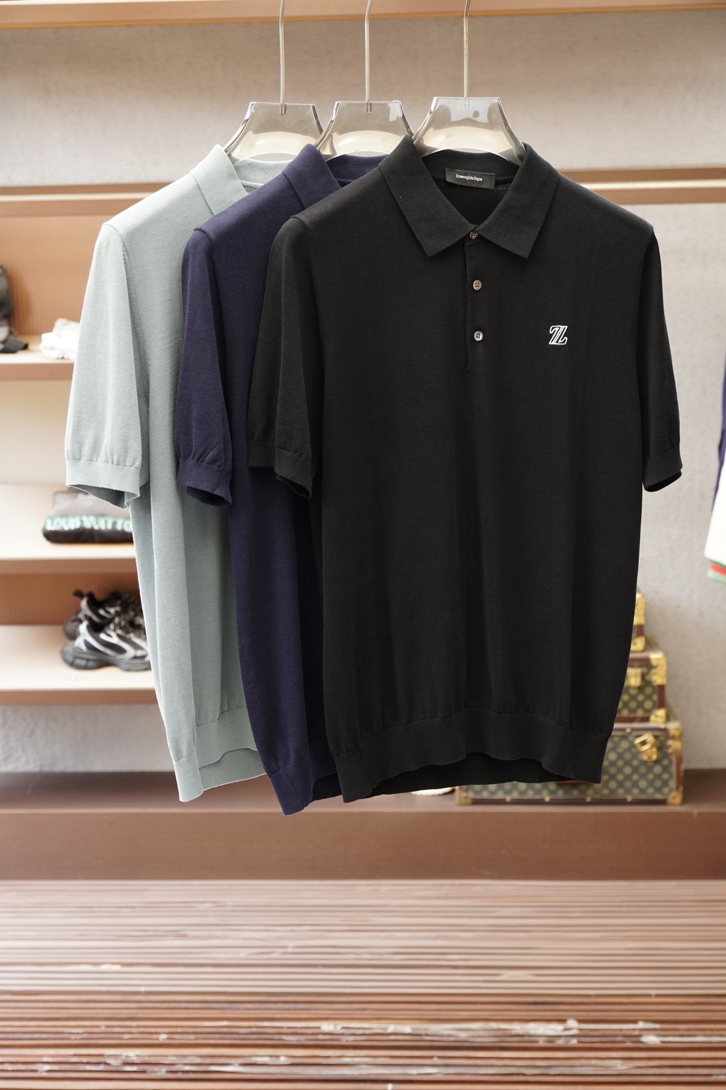 NO:836661,Ermenegildo Zegna/2026 spring and summer latest men's short-sleeved lapel knitted Polo shirt/made of selected knitted cotton fabrics,  80-count super-soft long-staple cotton, 16-needle dense stitching, clear texture, tight and not easy to deform, soft and skin-friendly texture, full of high-end luxury quality; the comfort of wearing close to the body is absolutely unmatched by ordinary T-shirts, and it is more breathable and cooler than ordinary cotton T-shirts, and you will not feel hot when worn in July and August. The traditional POLO collar design is simple and elegant, light business  Style, the iconic Z letter embroidery logo on the chest echoes the classic parallel bar embroidery on the back. It has a high degree of brand identity, a sense of detail, and is exquisite and classy. The upper body is tasteful and stylish, and it is super versatile and never goes out of style. It can be worn alone or as a base layer, and can be easily used for business and leisure. It is full of trendy gentleman style; export order standards, high-end big brands are all in good condition.  Sizes M-XXL (the male model who is 172cm and 148kg tried on size L which is suitable) 3 colors: black, blue green, zegna, T-shirt, tees, t-shirt,19860909杰尼亚/2026春夏最新男士短袖翻领针织Polo衫/精选针织棉质面料制成, 80支超柔长绒棉,16针密致针法,纹理清晰,紧密不易变形,质感软糯亲肤,尽显高端奢华品质；贴身穿着的舒适度绝对是普通Ｔ恤无法比拟的,而且比普通棉质T恤更为透气凉爽,穿到7、8月都不会有热感.传统POLO领设计,简单大方,轻商务风格,胸前标志性Z字母刺绣徽标,与后背经典双杠刺绣相呼应,品牌标识度极高,很有细节感,精致考究上档次.上身有品位有格调,且超级百搭,永不过时,可单穿也可打底,商务休闲皆可轻松应对,满满的新潮绅士风；出口订单标准,高端大牌全品相. 尺码M-XXL（男模特172厘米148斤试穿L码合适） 3个颜色黑色,蓝色绿色,,zegna,T-shirt,tees，t-shirt,,Men's clothing