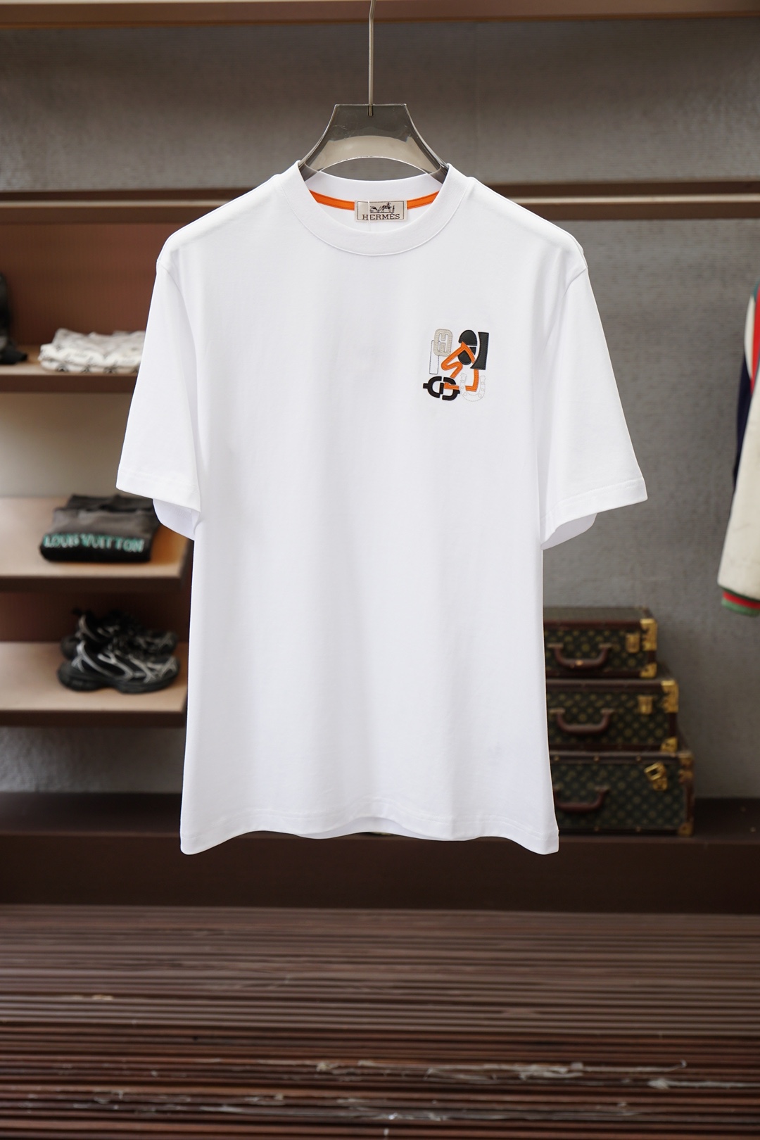 NO:829758,Hermes, Hermes-2026 spring and summer new short-sleeved T-shirts for men and women!  Fashionable and casual short-sleeved T-shirt!  Letter logo pattern embroidery design on the chest!  It is highly designed and selected from 260g pure cotton fabrics supplied by customers. It feels soft and skin-friendly, comfortable and breathable. The real thing will definitely make you fall in love with it!  The round neck cut with loose shoulders and dropped shoulders, non-sexist style for couples to wear together, opens up a new fashion style!  Distinguish the market version of the high-definition series!  Size M-3XL,,hermes,hermes,T-shirt,tees,t-shirt,19860909爱马仕,Hermes-2026春夏新款男女同款短袖T恤！时尚休闲短袖T恤衫！胸前字母logo图案刺绣设计！极具设计精选客供260g纯棉面料,手感柔软亲肤,着身舒适透气性都无法挑剔,实物绝对会让你爱不释手！宽松小落肩的圆领版型裁剪,无性别主义的情侣混穿款式,打开全新的时装新韵味！区别市场版本高定系列！尺码M-3XL,,hermes,hermes,T-shirt,tees，t-shirt,,Men's clothing
